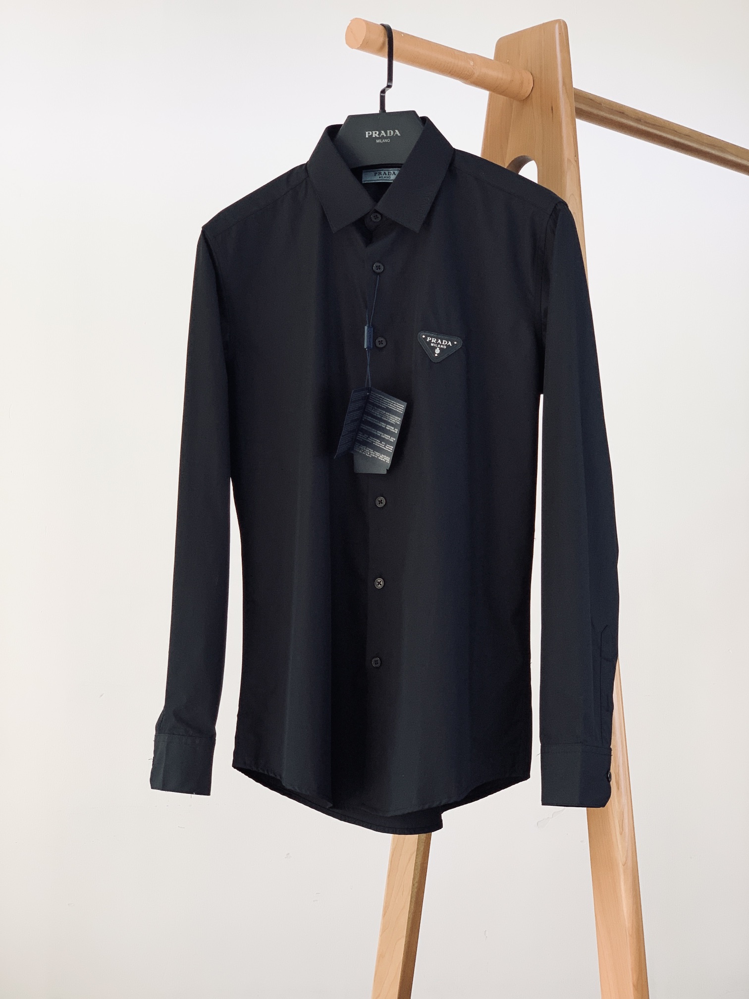 NO:119051,Prada casual long-sleeved shirt. Guest-supplied royal fabric weaving. After repeated treatment with multiple processes, the touch and texture are first-class, close to the body, comfortable, breathable and soft!  Experts can tell the quality of the materials they use!  Classic styles, wearing outside and inside are all very good choices, and the overall feeling is very elegant!  From every detail of the whole, it reflects the technology and technology that major manufacturers should have!  Compare counters!  Super awesome!  ……………………………………………………………………………………………………… SizeM-3XL, prada, prada,shirts,alexander wang19860909Prada 普拉达 休闲长袖衬衫.客供御用面料织纹 经过多重工艺反复处理,手感质感一流,贴身舒适,透气柔软！行家上手便知用料的好坏！ 经典的款式,外穿内搭都是很不错的选择,整体感觉非常有气质！ 从整体的每处细节来看都体现出了大厂该有的工艺和技术！ 货比专柜！超级牛货闭眼入！ …………………………………………………… SizeM-3XL,,prada,prada,shirts,alexander wang,Men's clothing