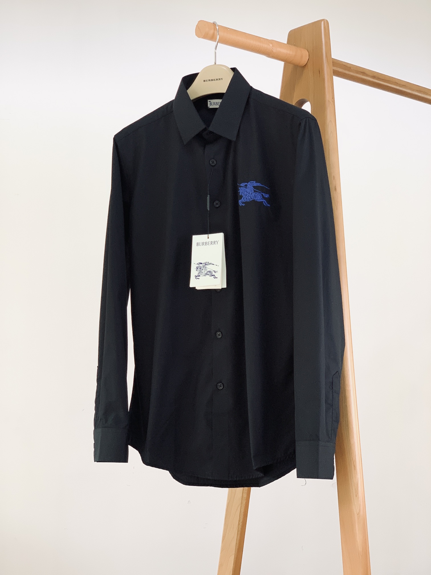 NO:130540,Burberry Casual long-sleeved shirt. Guest-supplied royal fabric weaving. After repeated treatment with multiple processes, the touch and texture are first-class, close-fitting and comfortable, breathable and soft!  Experts can tell the quality of the materials they use!  Classic styles, wearing outside and inside are all very good choices, and the overall feeling is very elegant!  From every detail of the whole, it reflects the technology and technology that major manufacturers should have!  Compare counters!  Super awesome!  ………………………………………………………………………………………… SizeM-3XL, burberry, burberry, shirts, alexander wang19860909Burberry 巴宝莉 休闲长袖衬衫.客供御用面料织纹 经过多重工艺反复处理,手感质感一流,贴身舒适,透气柔软！行家上手便知用料的好坏！ 经典的款式,外穿内搭都是很不错的选择,整体感觉非常有气质！ 从整体的每处细节来看都体现出了大厂该有的工艺和技术！ 货比专柜！超级牛货闭眼入！ …………………………………………………… SizeM-3XL,,burberry,burberry,shirts,alexander wang,Men's clothing