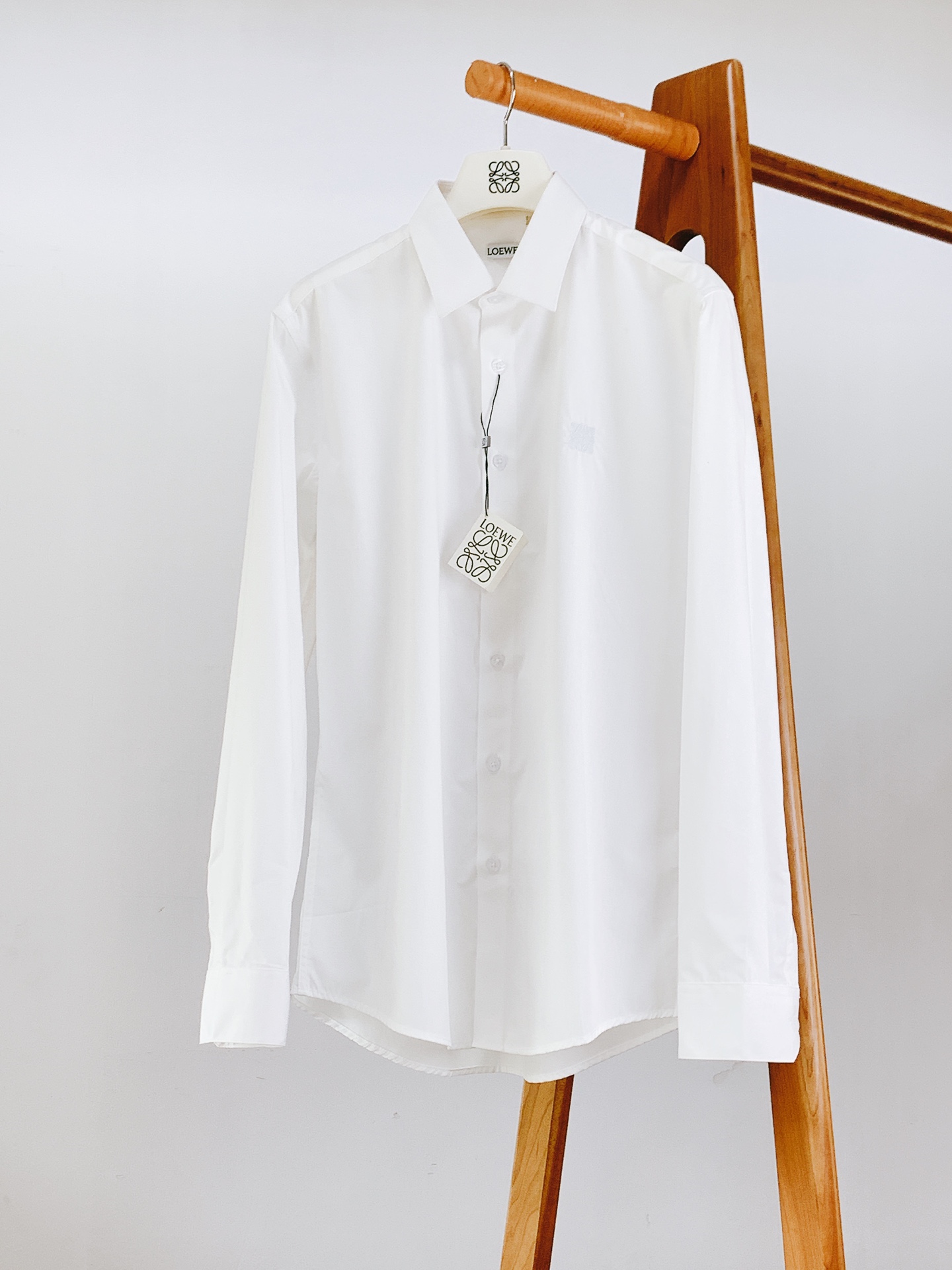 NO:124111,Loewe Casual embroidered long-sleeved shirt. Guest-supplied royal fabric weaving. After repeated treatment with multiple processes, the touch and texture are first-class, close-fitting and comfortable, breathable and soft!  Experts can tell the quality of the materials they use!  Classic styles, wearing outside and inside are all very good choices, and the overall feeling is very elegant!  From every detail of the whole, it reflects the technology and technology that major manufacturers should have!  Compare counters!  Super awesome!  ………………………………………………………………………………………… SizeM-3XL, loewe,loewe,shirts,alexander wang19860909Loewe 罗意威 休闲刺绣长袖衬衫.客供御用面料织纹 经过多重工艺反复处理,手感质感一流,贴身舒适,透气柔软！行家上手便知用料的好坏！ 经典的款式,外穿内搭都是很不错的选择,整体感觉非常有气质！ 从整体的每处细节来看都体现出了大厂该有的工艺和技术！ 货比专柜！超级牛货闭眼入！ …………………………………………………… SizeM-3XL,,loewe,loewe,shirts,alexander wang,Men's clothing