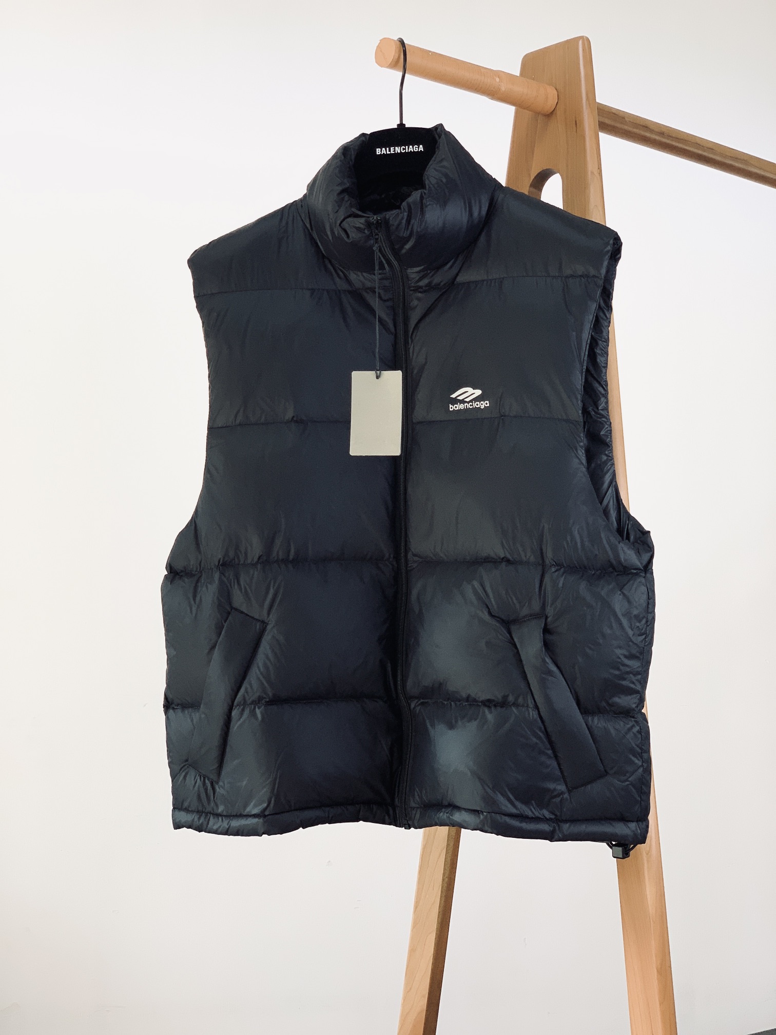 巴黎世家2024FW秋冬新品滑雪SKIWEAR-3BSPORTSICONSKIPUFFER羽绒马甲采用丰