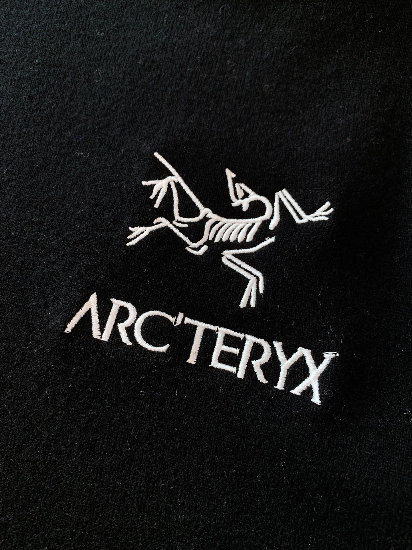 ARCTERYX始祖鸟2024FW秋冬新品刺绣套头针织衫极具腔调型的一款羊绒羊毛混纺毛衣纯色设计经典的刺