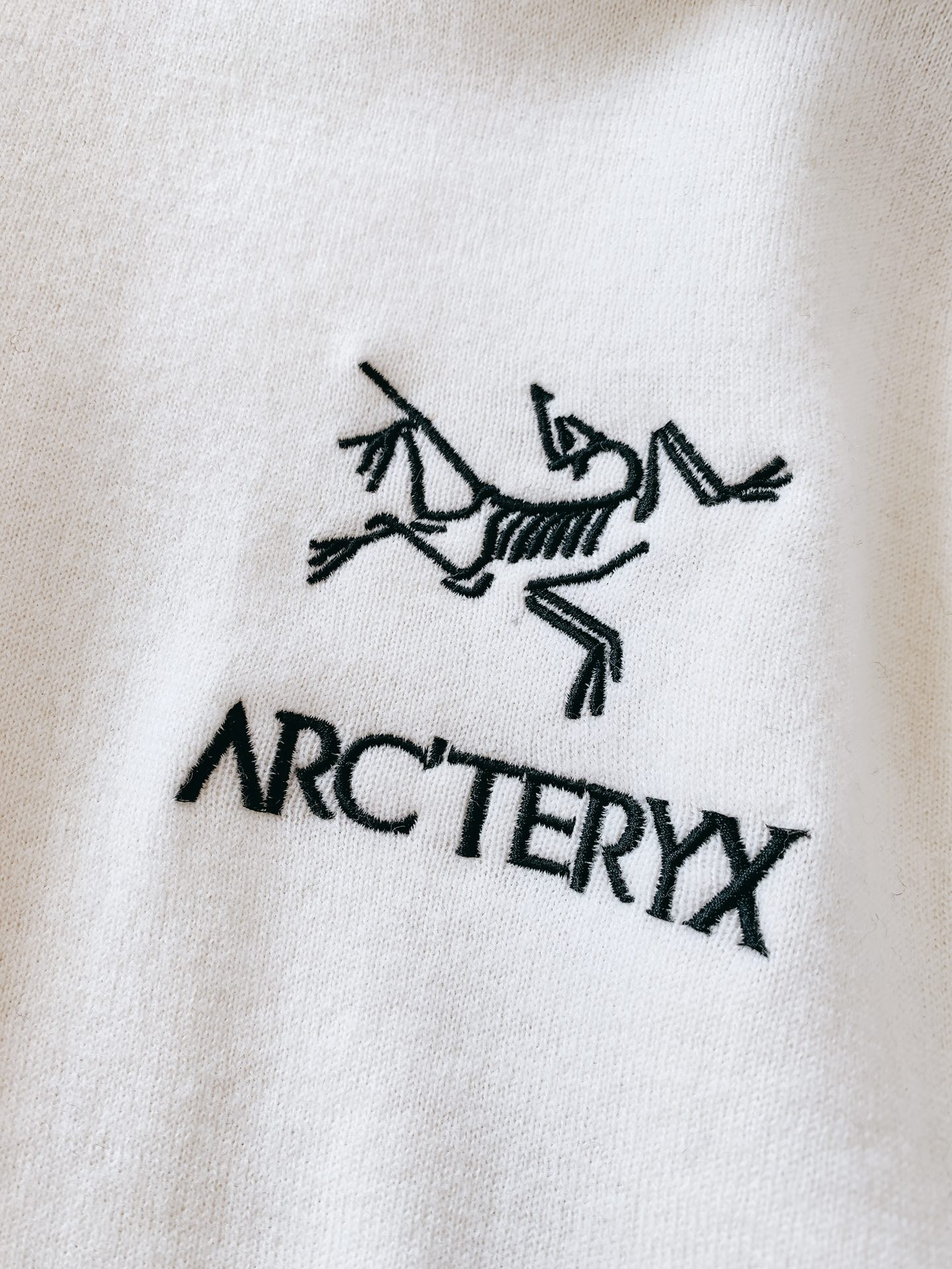 ARCTERYX始祖鸟2024FW秋冬新品刺绣套头针织衫极具腔调型的一款羊绒羊毛混纺毛衣纯色设计经典的刺