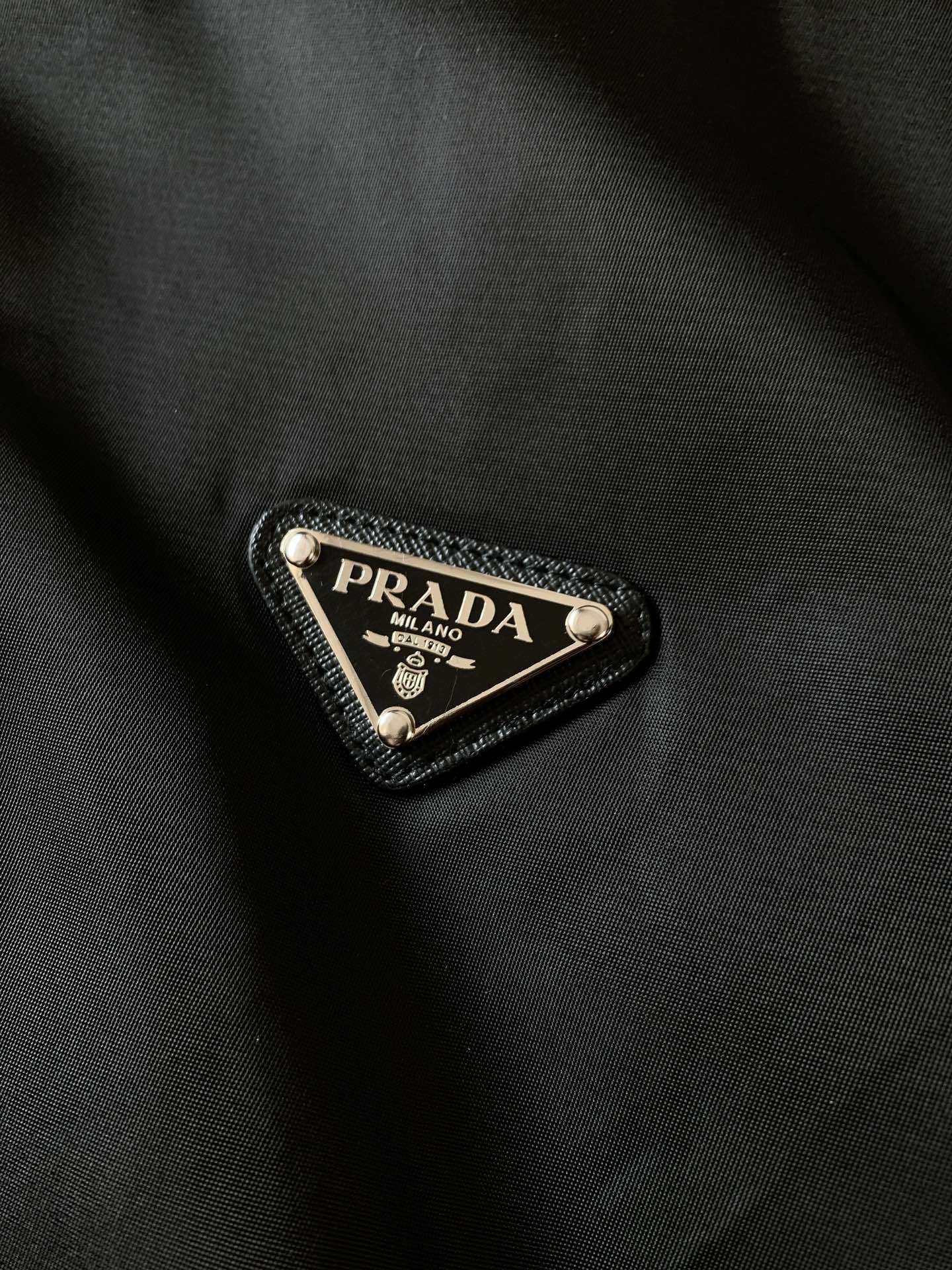 Prada 普拉达 提花针织拼接夹克外套 ,定制再生尼龙搭配羊毛羊绒混纺针织面料,挺阔有型,质感无敌。