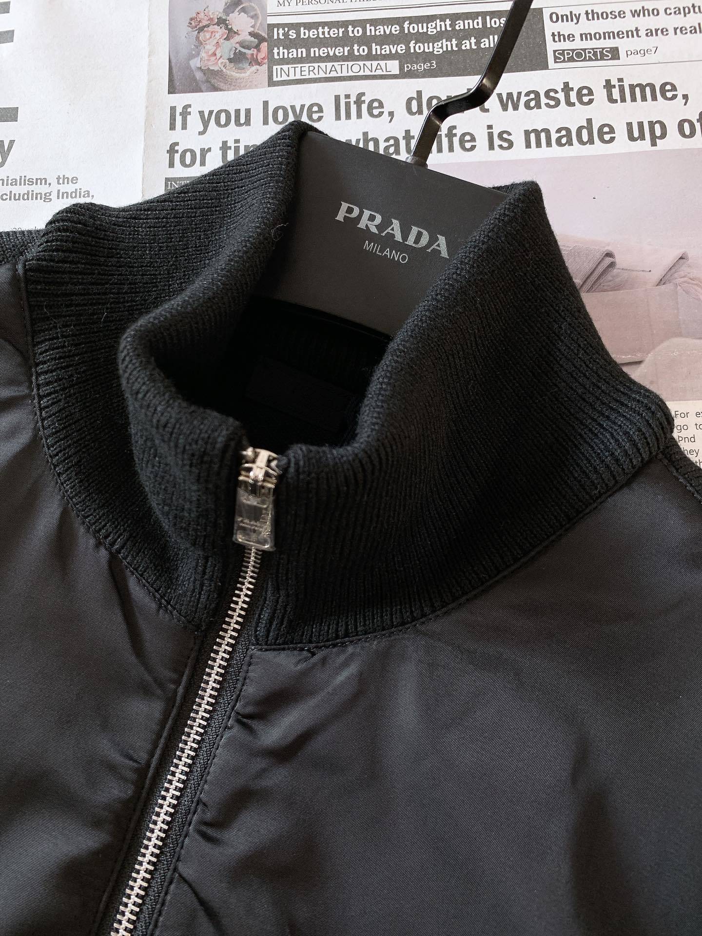 Prada 普拉达 提花针织拼接夹克外套 ,定制再生尼龙搭配羊毛羊绒混纺针织面料,挺阔有型,质感无敌。
