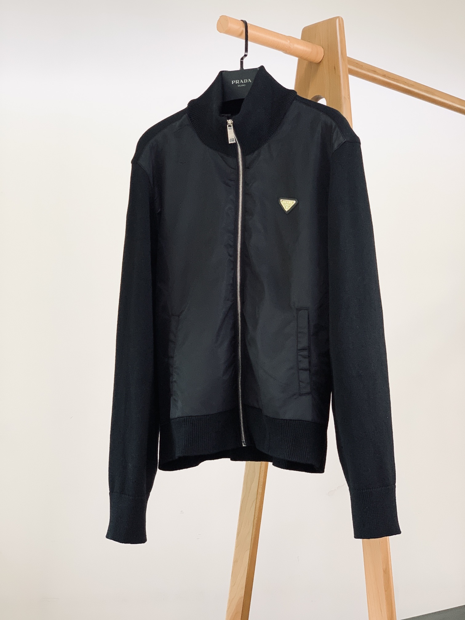 Prada 普拉达 提花针织拼接夹克外套 ,定制再生尼龙搭配羊毛羊绒混纺针织面料,挺阔有型,质感无敌。