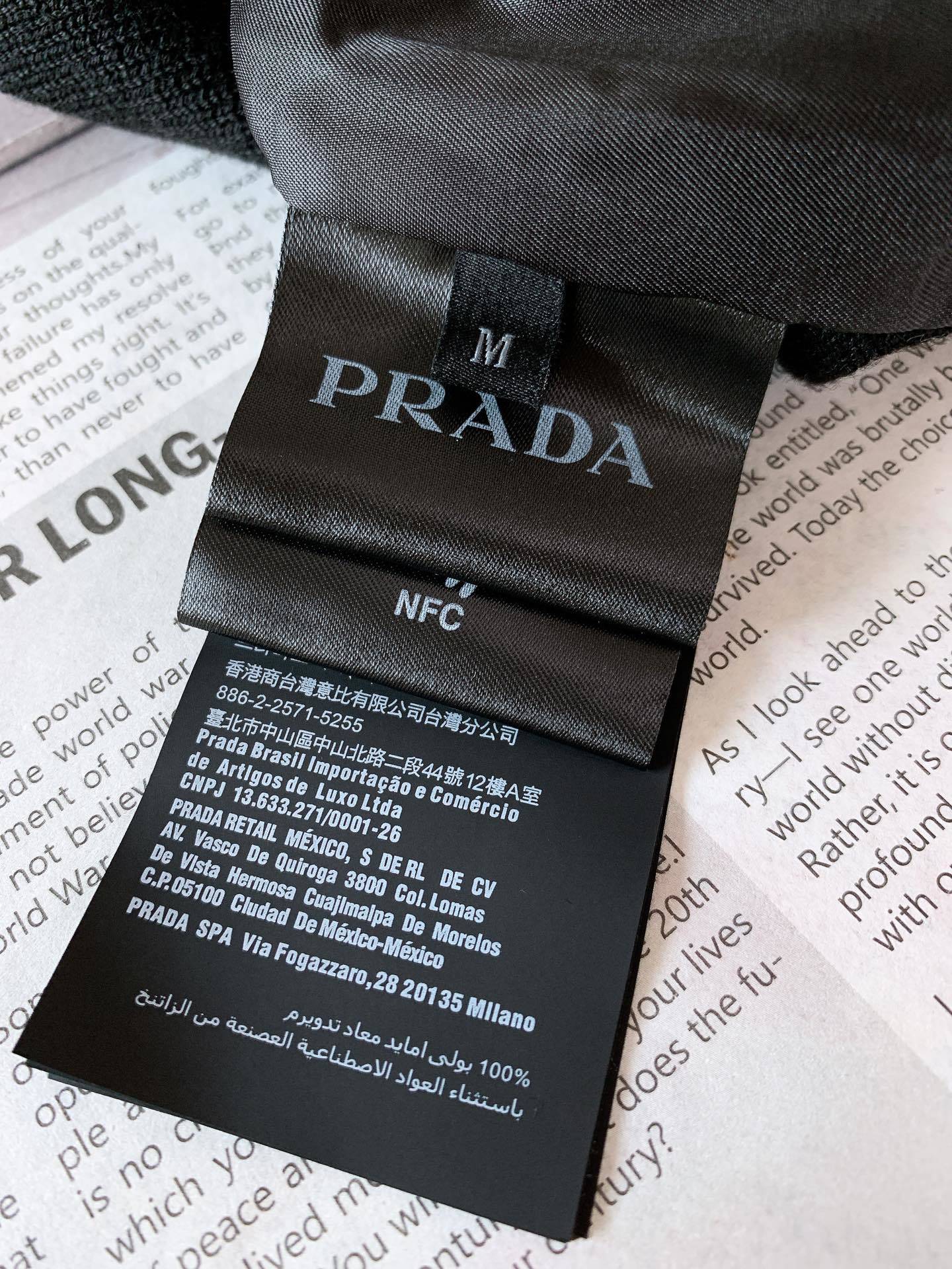 Prada 普拉达 提花针织拼接夹克外套 ,定制再生尼龙搭配羊毛羊绒混纺针织面料,挺阔有型,质感无敌。