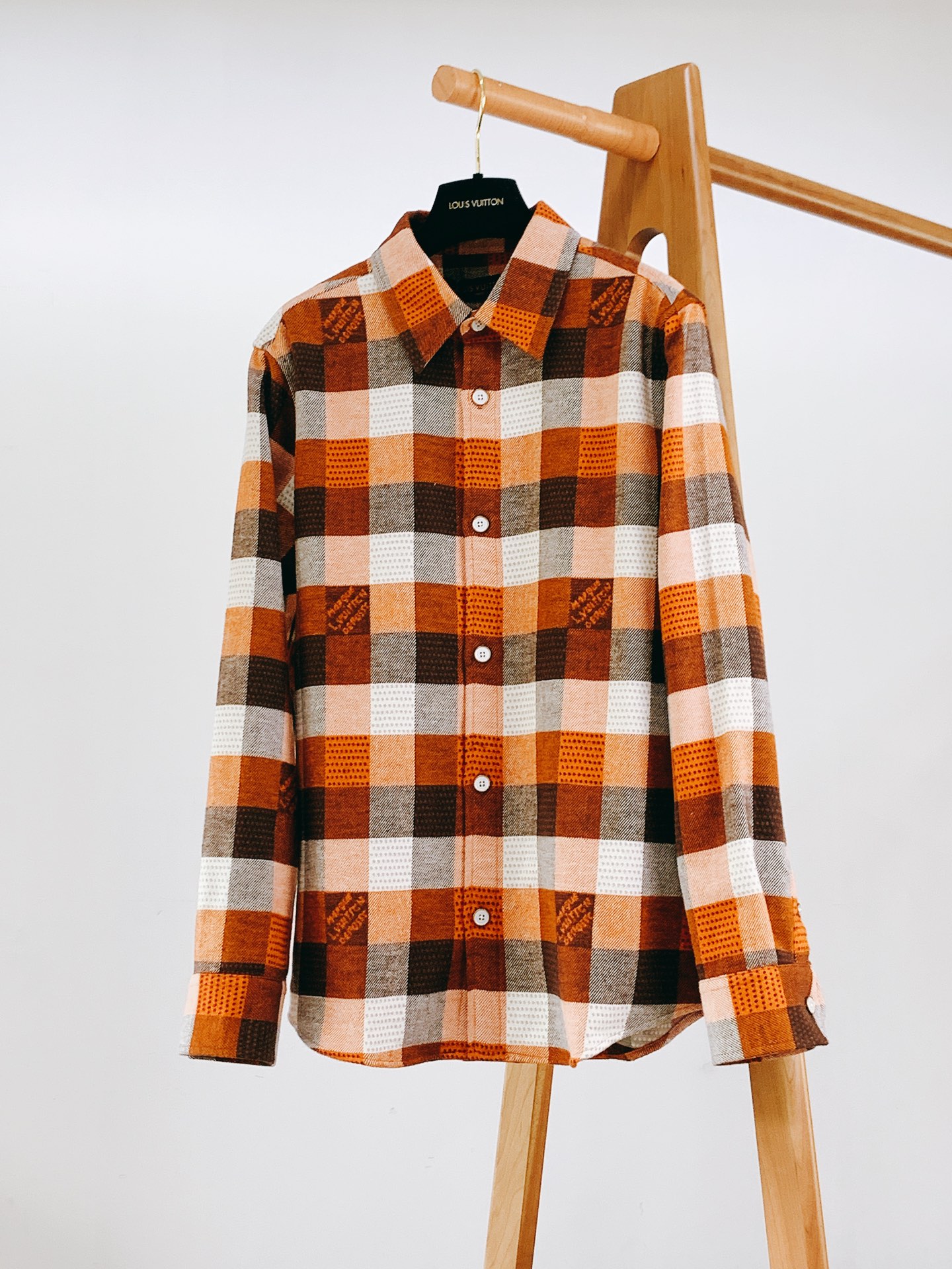 NO:124136,Louis Vuitton flannel checkerboard contrast shirt, the new buttons interpret the American work style with exquisite craftsmanship, and use wool flannel jacquard plaid to echo the brand's classic Damier pattern, and then woven the Marque L.Vuitton déposée logo into it. The pearlescent buttons are rich and elegant. The same style of men and women, S-size 75 bust 108 shoulder width 46 M-size 76 bust 112 shoulder width 47 L-size 77 bust 116 shoulder width 48 XL-size 78 bust 120 shoulder width 49 ……………………………………………………………………………………………………………………………………………………………………………………………………………………………………………………………………………………………………………………………………………………………………………………………………………………………………………………………………………………………………………………………………………………………………………………………………………………………………………………………………………………………………………………………………………………………………………………………………………………………………………………………………………………………………………………………19860909LouisVuitton 路易威登 法兰绒棋盘格撞色衬衫,新款系扣以精湛匠艺演绎美式工装风尚,借绵羊毛法兰绒提花格纹呼应品牌经典 Damier 图案,再将 Marque L.Vuitton déposée 标识织入其中.珠光纽扣丰富雅致细节.男女同款 S码衣长75 胸围108 肩宽46 M码衣长76 胸围112 肩宽47 L码衣长77 胸围116 肩宽48 XL码衣长78 胸围120 肩宽49 …………………………………………………… SizeS-XL,,louis vuitton,louis vuitton,shirts,alexander wang,Men's clothing