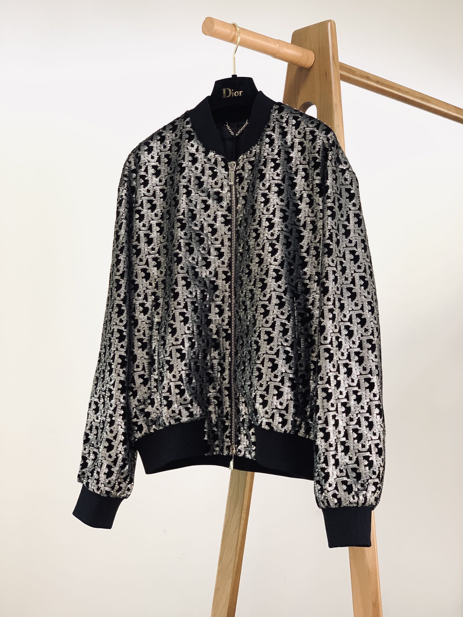 NO:125669,Dior Homme Heavy Industry Bead Embroidered Cardigan Jacket. Beautiful and high-end custom woven bead yarn blend super beautiful and shiny, three-dimensional tailoring, custom open-molded alphabetic bead embroidery. Customer-supplied blended fabrics. Details are perfectly presented. The same style of men and women, the upper body is super cool, a must-have artifact for nightclubs. Size 46 size shoulder width 48.5 bust 114 length 65 sleeve length 61 size 48 shoulder width 50 bust 118 length 67 sleeve length 62 size 50 shoulder width 51.5 bust 122 length 69 sleeve length 63 size 52 shoulder width 53 bust 126 length 71 sleeve length 64 …………………………………………………………………………………………………………………………………………………………………………………………………………………………………………………………………………………………………………………………………………………………………………………………………………………………………………………………………………………………………………………………………………………………………………………………………………………………………………………………………………………………………………………………………………………………………………………………………19860909Dior Homme 迪奥·桀傲 重工珠片绣开衫外套.绝美高级定制编织珠片纱混纺超美超闪亮,立体剪裁版型,定制开模字母珠片绣.客供混纺面料打造.细节完美呈现.男女同款,上身超级炫酷,夜店必备神器. 46码肩宽48.5 胸围114 衣长65 袖长61 48码肩宽50 胸围118 衣长67 袖长62 50码肩宽51.5 胸围122 衣长69 袖长63 52码肩宽53 胸围126 衣长71 袖长64 …………………………………………………… Size46-52,,dior,dior,jackets & coats,alexander wang,Men's clothing