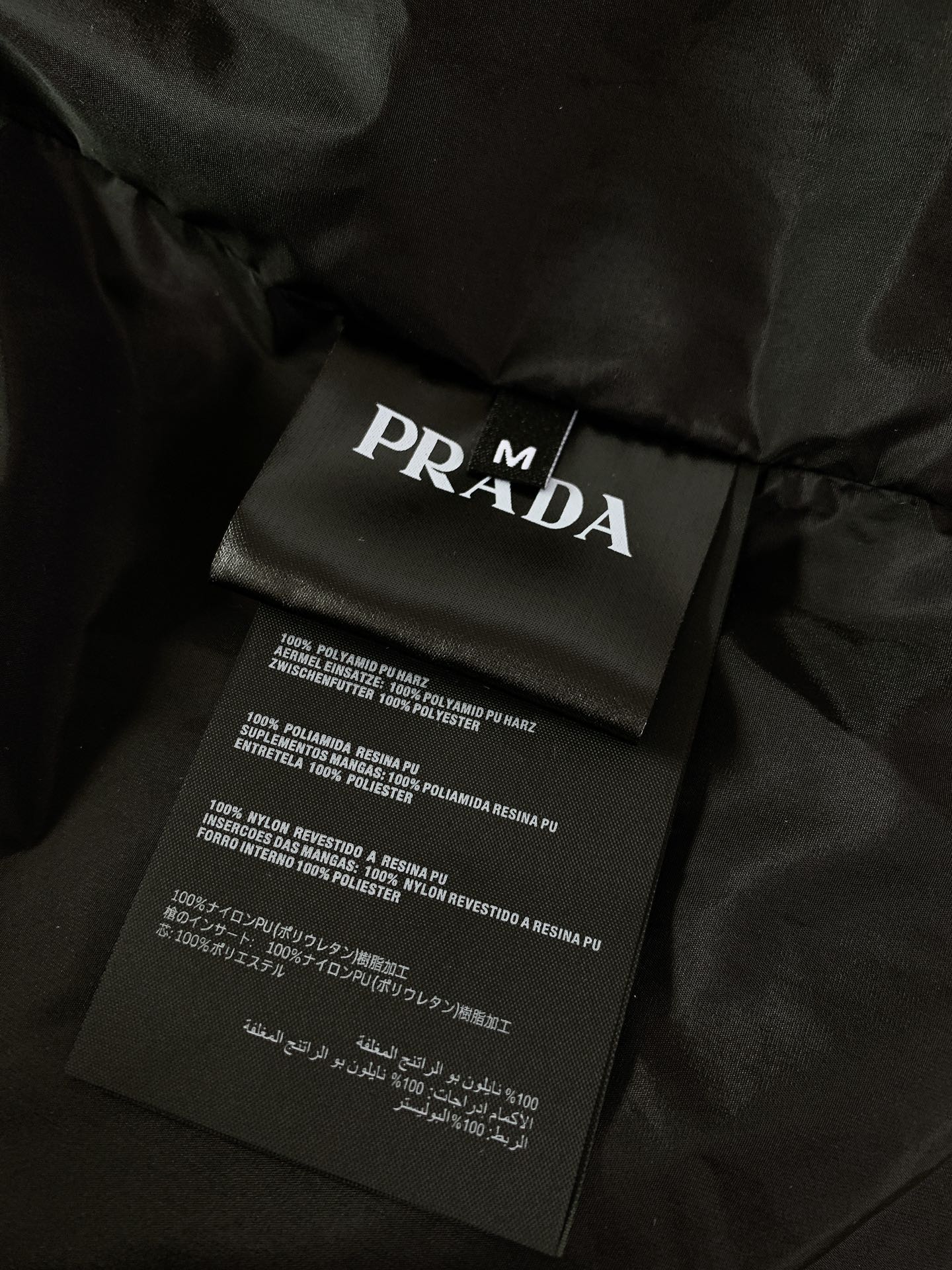 Prada普拉达2024FW秋冬新品休闲夹克羽绒服客供五金辅料装饰填充标准90白鹅绒充绒量足保暖效果极好