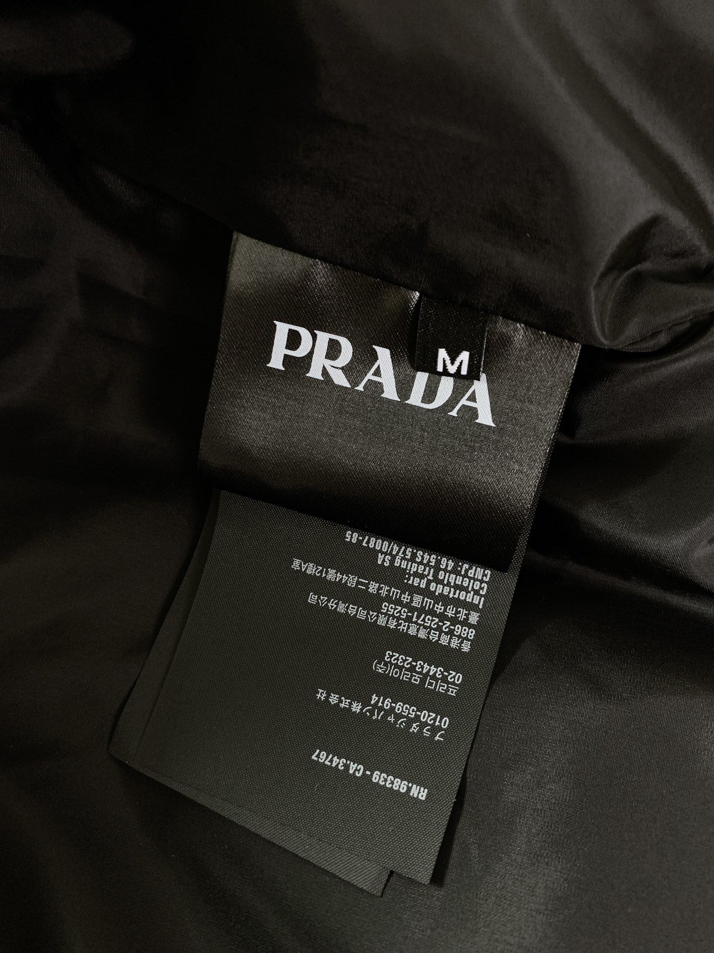 Prada普拉达2024FW秋冬新品爆款连帽羽绒服客供五金辅料装饰填充标准90白鹅绒充绒量足保暖效果极好