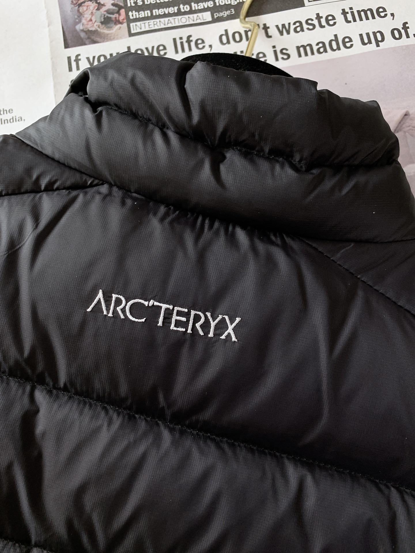 ARCTERYX始祖鸟2024FW秋冬新品休闲夹克羽绒服客供五金辅料装饰填充标准90白鹅绒充绒量足保暖效