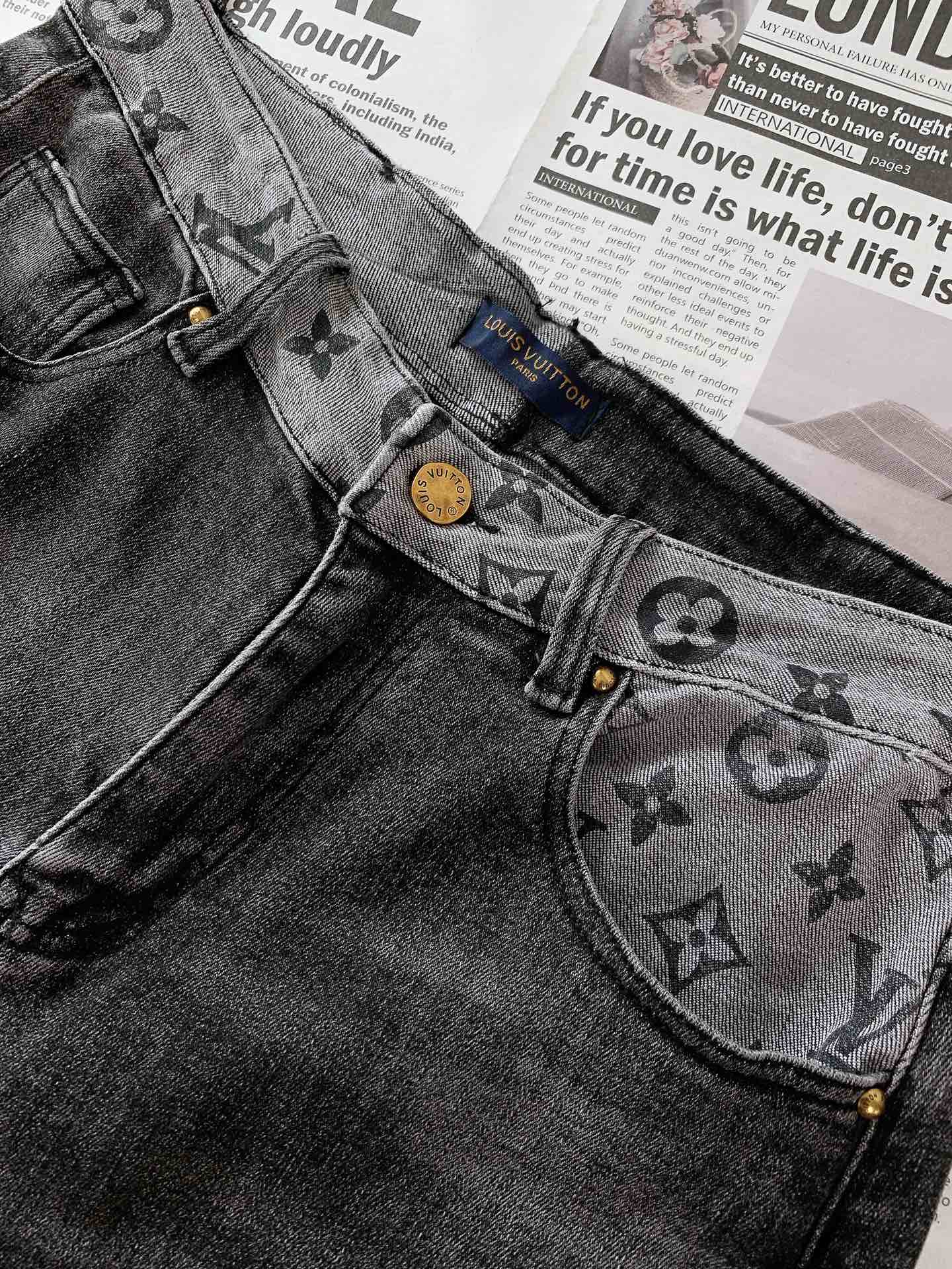 
LouisVuitton 路易威登 2025SS早春新品 
极具驴家美学基调的一款牛仔裤👖，以面料和品