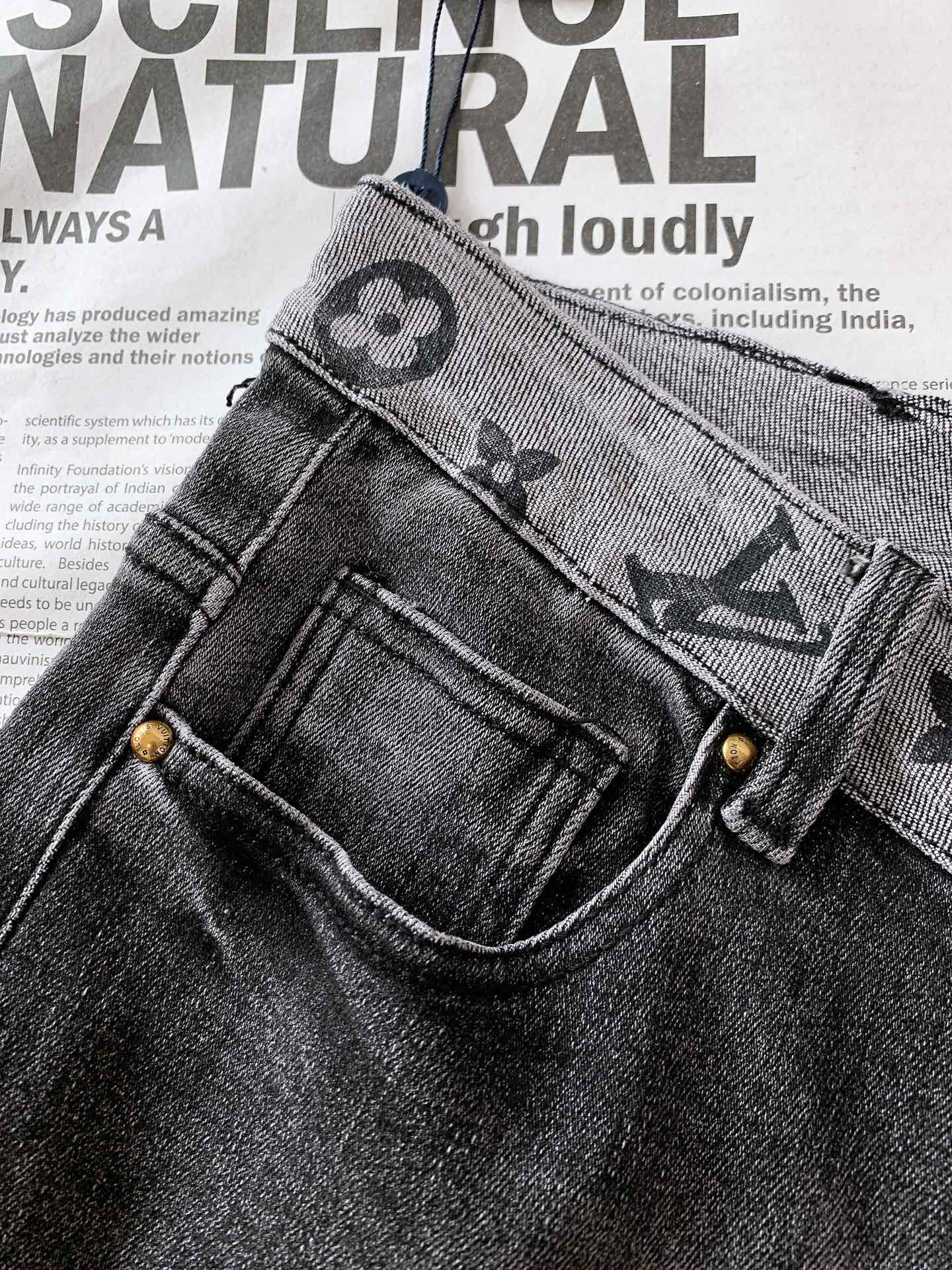 
LouisVuitton 路易威登 2025SS早春新品 
极具驴家美学基调的一款牛仔裤👖，以面料和品
