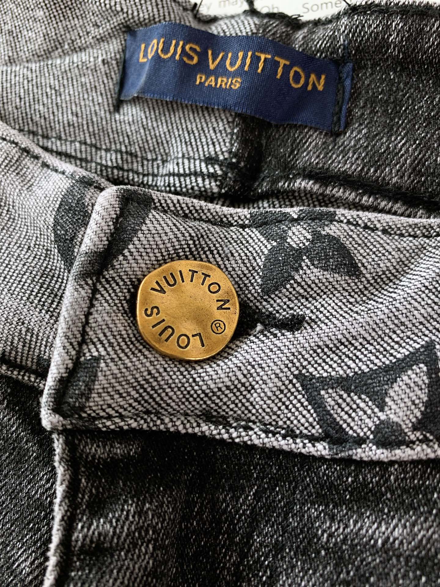 
LouisVuitton 路易威登 2025SS早春新品 
极具驴家美学基调的一款牛仔裤👖，以面料和品