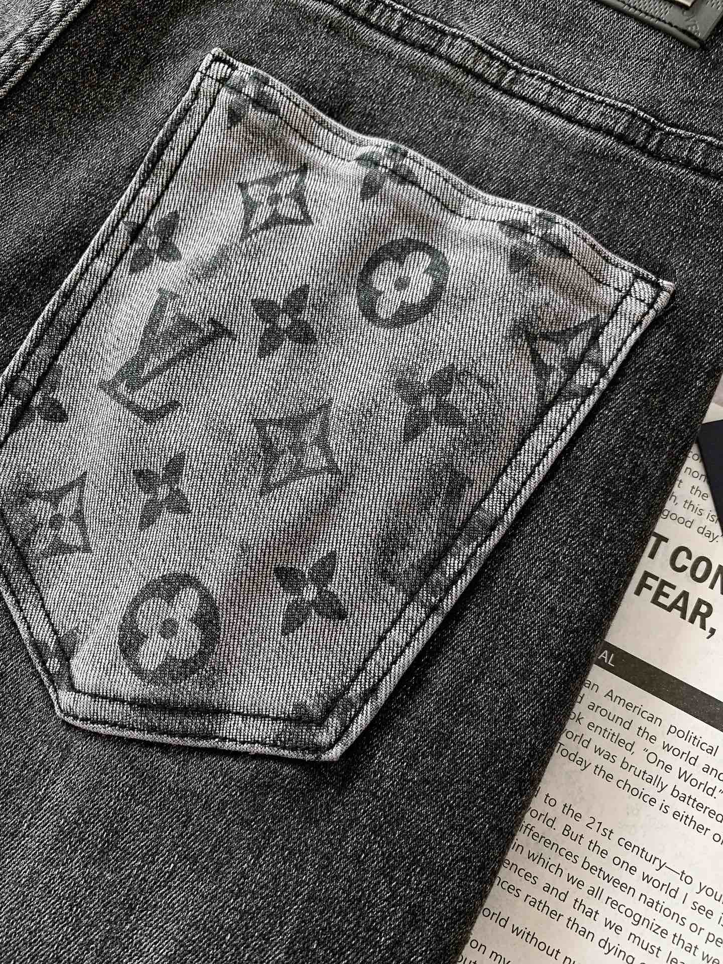 
LouisVuitton 路易威登 2025SS早春新品 
极具驴家美学基调的一款牛仔裤👖，以面料和品