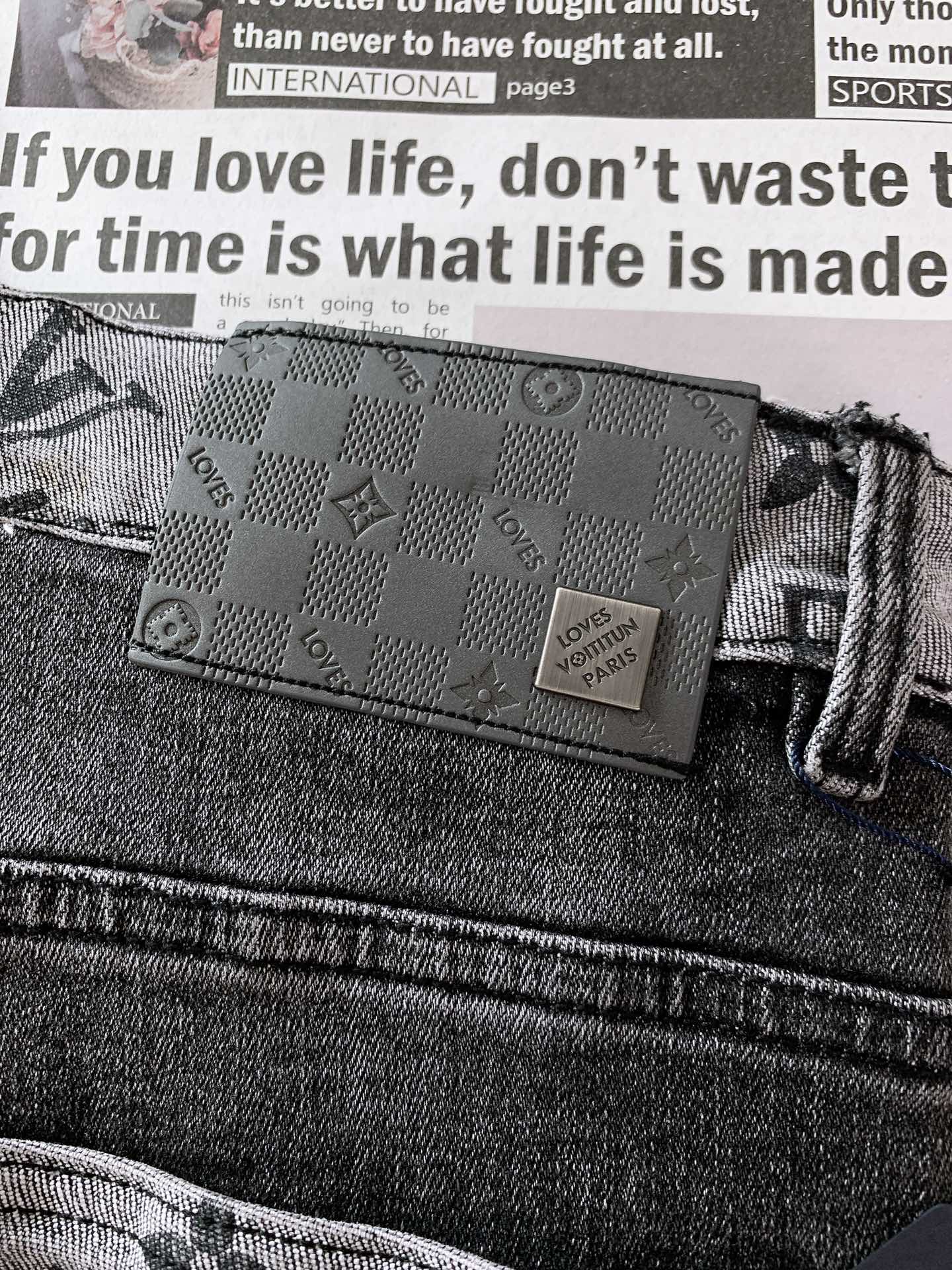 
LouisVuitton 路易威登 2025SS早春新品 
极具驴家美学基调的一款牛仔裤👖，以面料和品