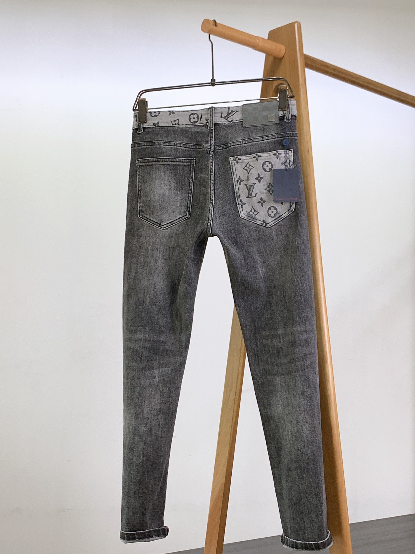 
LouisVuitton 路易威登 2025SS早春新品 
极具驴家美学基调的一款牛仔裤👖，以面料和品