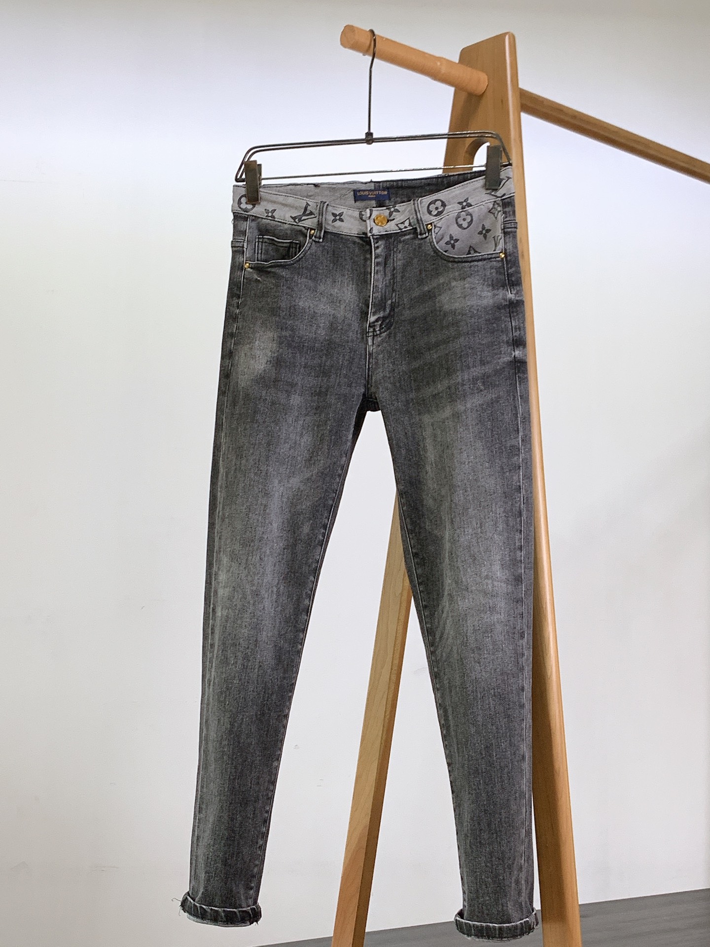 
LouisVuitton 路易威登 2025SS早春新品 
极具驴家美学基调的一款牛仔裤👖，以面料和品