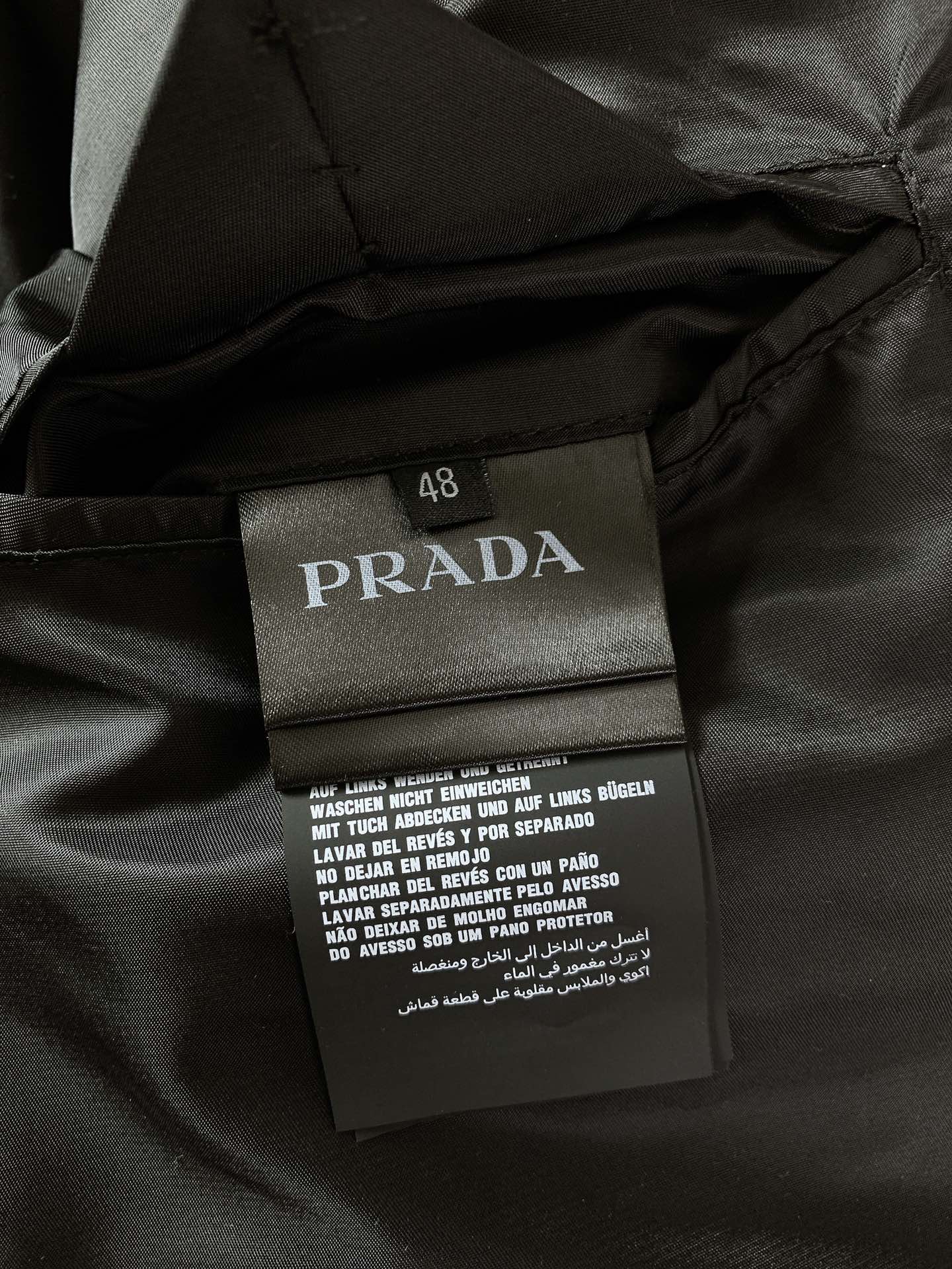 Prada普拉达2024FW秋冬新品灯芯绒棉服外套高端灯芯绒的主要原料以优质棉纤维棉混纺交织以提升面料的