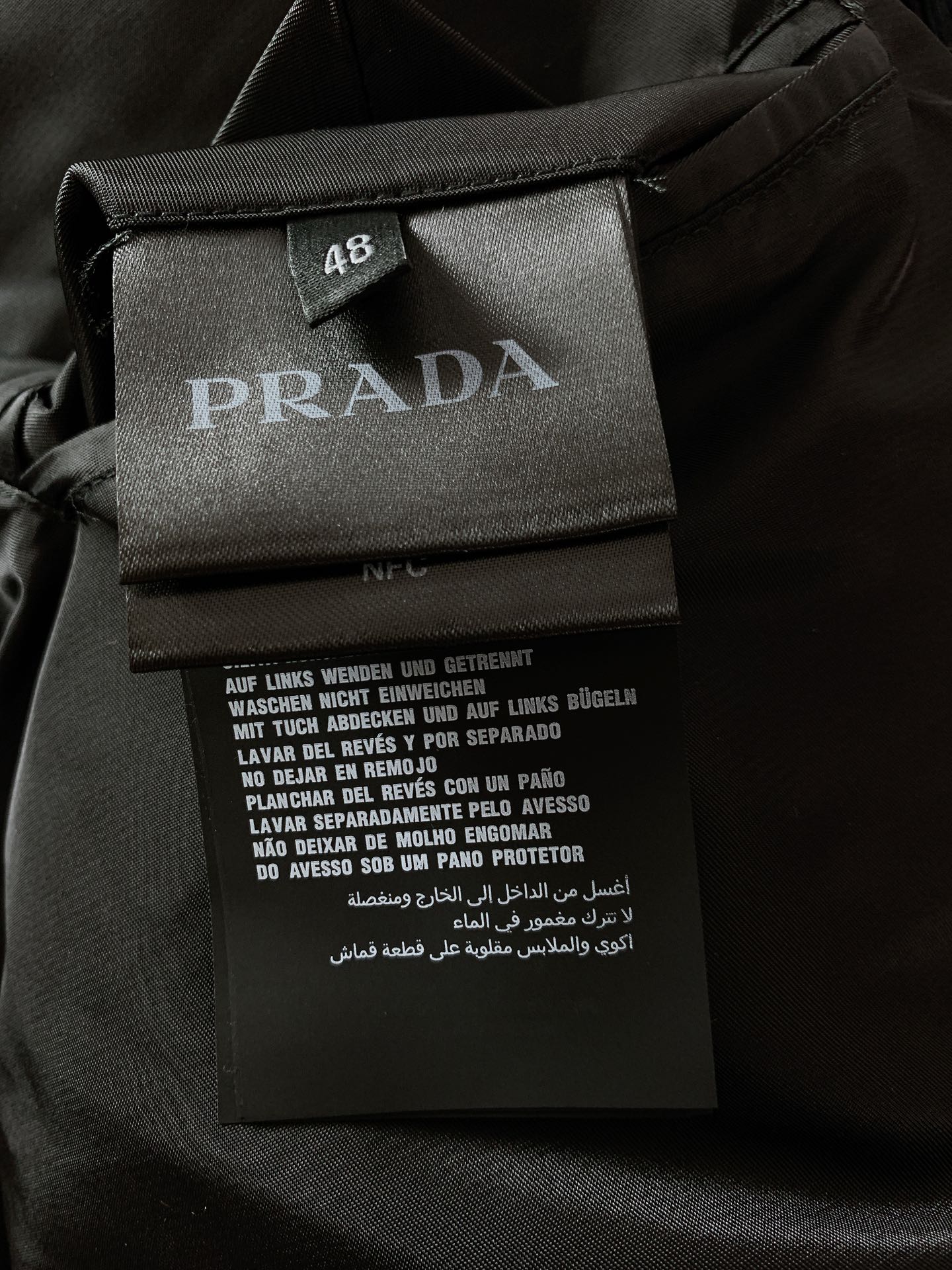 Prada普拉达2024FW秋冬新品灯芯绒棉服外套高端灯芯绒的主要原料以优质棉纤维棉混纺交织以提升面料的