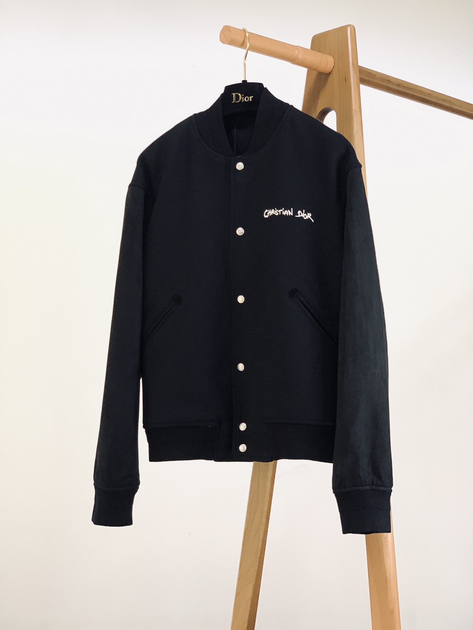 NO:125675,Dior Homme Casual baseball jacket, the large body is carefully crafted with elk leather blend, with its first-class texture, with excellent brightness and smooth feel. It is different from the ordinary version of the market. It is decorated with Chistian Dio* Tag embroidery on the front and back, and the upper body is handsome and fashionable, simple and eye-catching. It is fashionable and versatile, suitable for everyday wear, and the mix and match compatibility space is extremely high. It can handle any occasion, business commuting, official law, street leisure, etc. The upper body effect is capable and stylish, and the wardrobe is excellent for business leisure and high attendance!  46 size clothes length 60 bust 110 shoulder width 48 size clothes length 62 bust 114 shoulder width 49.5 size clothes length 50 size clothes length 64 bust 118 shoulder width 51 size clothes length 52 size clothes length 66 bust 122 shoulder width 52.5 ………………………………………………………………………………………………………………………………………………………………………………………………………………………………………………………………………………………………………………………………………………………………………………………………………………………………………………………………………………………………………………………………………………………………………………………………………………………………………………………………………………………………………………………………………………………………………………………………………………………………………………………………………………………………………………………………………………………………………………………………………………………………………………………………………………………………………………………………………………………………………19860909Dior Homme 迪奥·桀傲 休闲棒球夹克外套,大身采用麋鹿皮混纺精心打造,质感超一流,自带优秀的亮度以及顺滑手感.区别市场普通版本.前后饰以Chistian Dio* Tag 刺绣,上身帅气又时髦,既简单又吸睛.时尚百搭,符合日常各种穿搭,混搭兼容空间极高,驾驭任何场合,商务通勤、公务律政、出街休闲等,上身效果干练有型,衣橱商务休闲绝佳的高出勤率！ 46码衣长60 胸围110 肩宽48 48码衣长62 胸围114 肩宽49.5 50码衣长64 胸围118 肩宽51 52码衣长66 胸围122 肩宽52.5 …………………………………………………… Size46-52,,dior,dior,jackets & coats,jackets & coats,alexander wang,Men's clothing