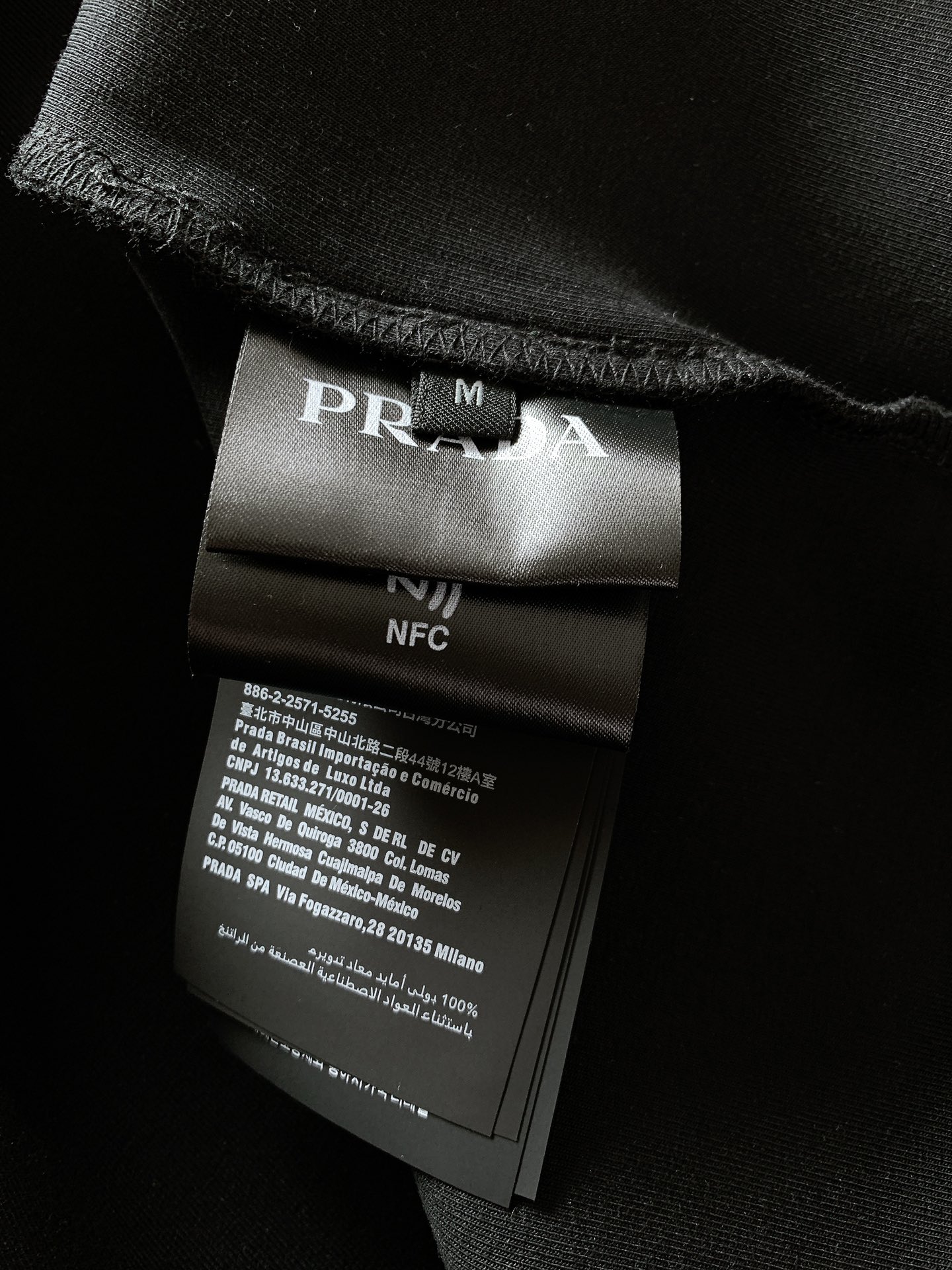 
Prada 普拉达 空气棉珐琅金属三角标拉链连帽外套，这款针梭织拼接从现代视角重新诠释 P家元素。定织