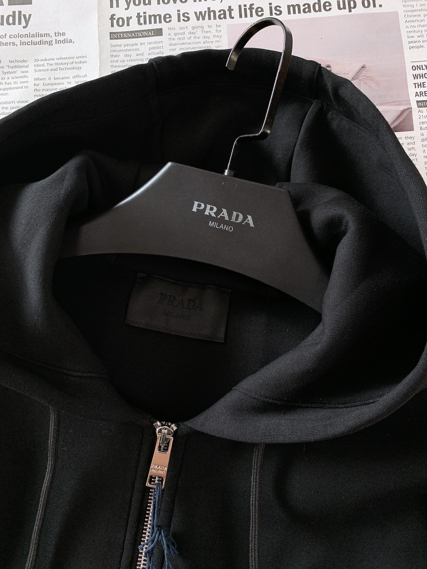 
Prada 普拉达 空气棉珐琅金属三角标拉链连帽外套，这款针梭织拼接从现代视角重新诠释 P家元素。定织