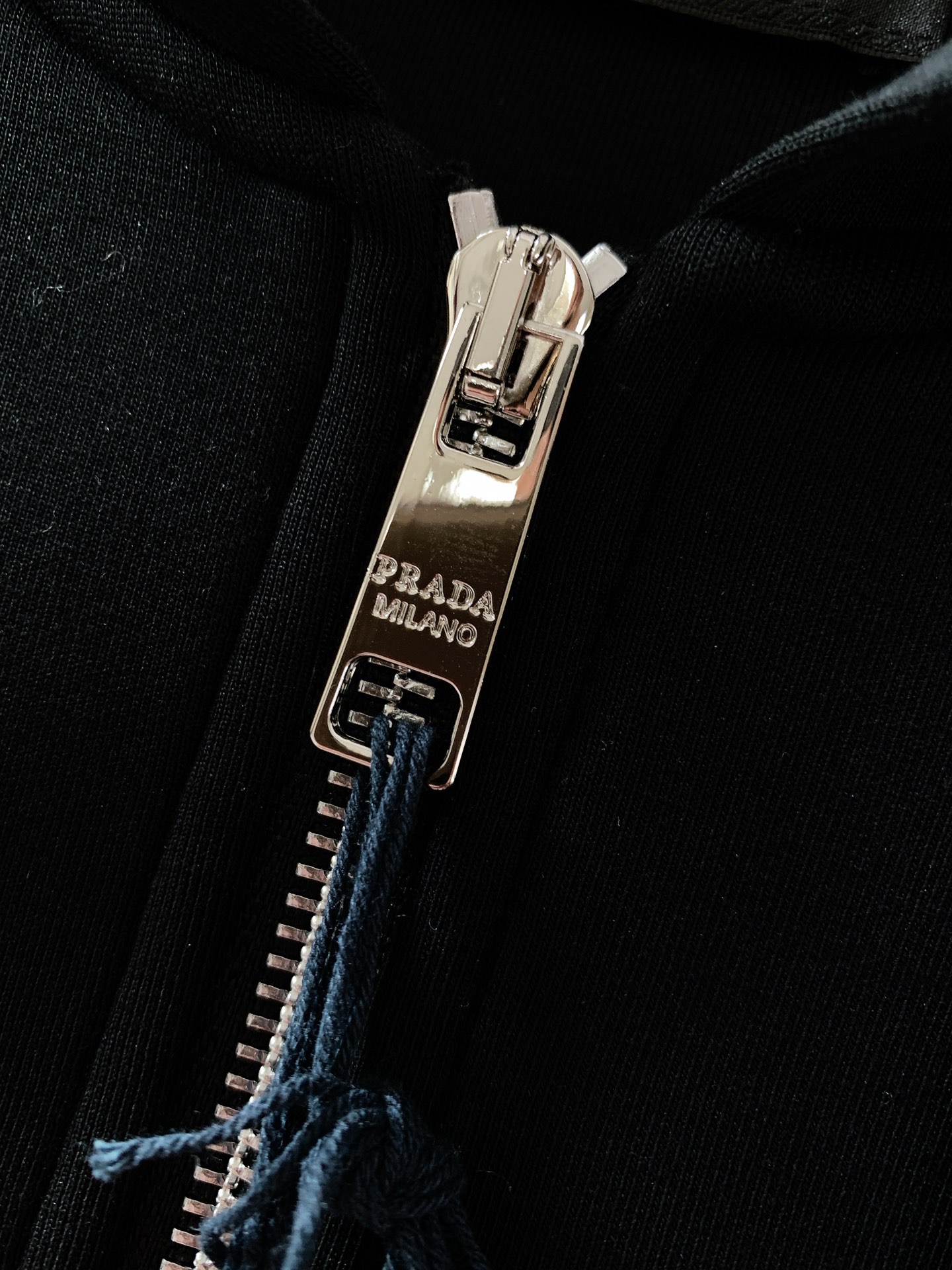 
Prada 普拉达 空气棉珐琅金属三角标拉链连帽外套，这款针梭织拼接从现代视角重新诠释 P家元素。定织