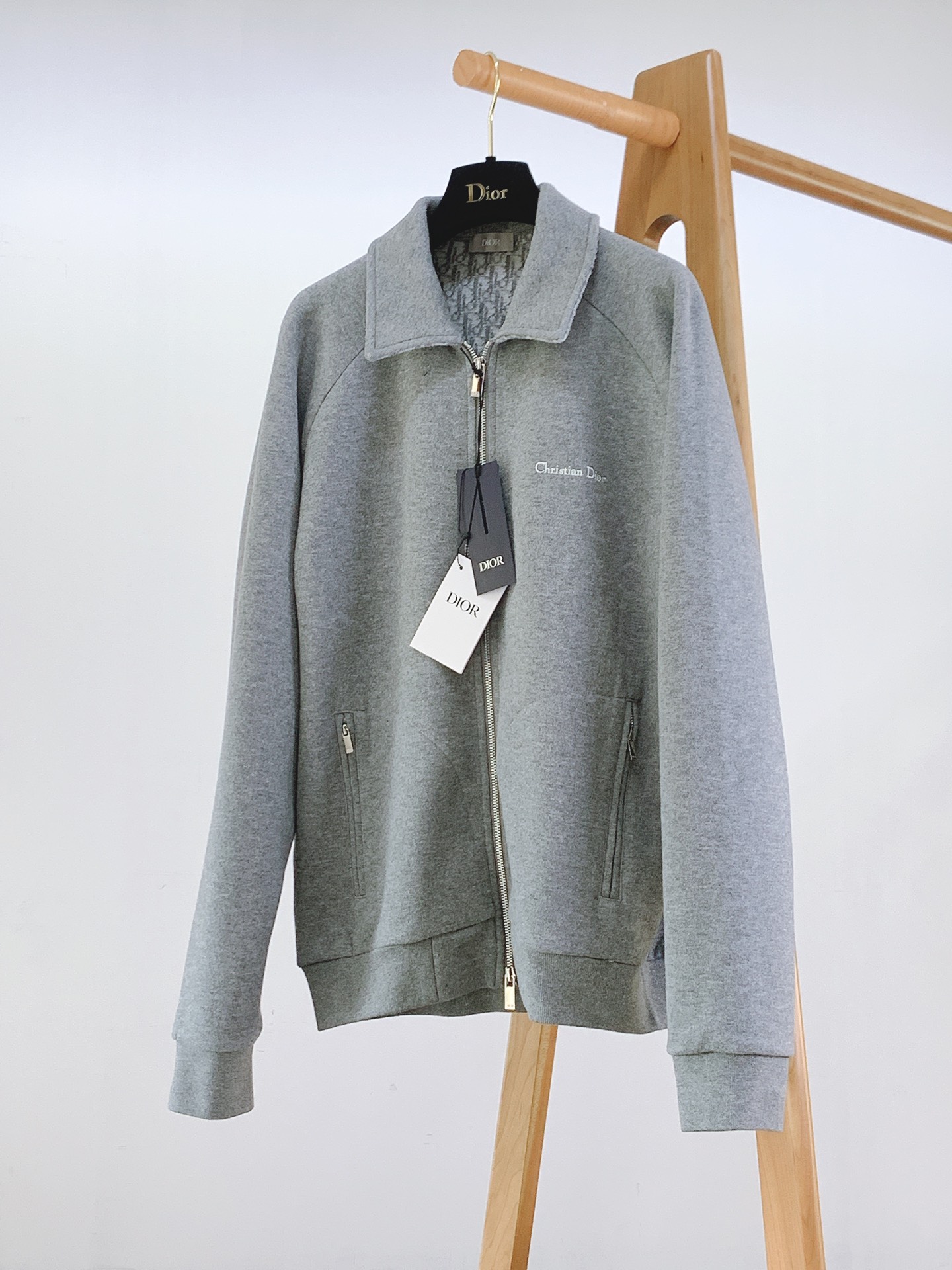 NO:119053,Dior Homme Lapel Jacket, this jacket is made of imported high-density Tencel Galais Knitted fabric, the whole jacket is made of jacquard on the surface, which feels very skin-friendly and comfortable. It feels very delicate to touch. Zipper opening and closing, two side pockets are equipped with zippers, and the front chest is equipped with D-home classic embroidery logo, novel and unique style, and the lapel design can better highlight the fashion style of men. Casual business must-have items S-size 66 bust 110 rotator sleeves 80 M-size 68 bust 114 rotator sleeves 81 L-size 70 bust 118 rotator sleeves 82 XL-size 72 bust 122 rotator sleeves 83 …………………………………………………………………………………………………………………………………………………………………………………………………………………………………………………………………………………………………………………………………………………………………………………………………………………………………………………………………………………………………………………………………………………………………………………………………………………………………………………………………………………………………………………………………………………………………………………………………………………………………  coats, jackets & coats,alexander wang19860909Dior Homme 迪奥·桀傲 翻领夹克外套,这款外套采用进口高密度天丝加莱赛尔加针织面料,整款采用面净色底提花制作,手感极为亲肤舒适 摸上去非常的细腻.拉链开合,两个侧袋配有拉链,前胸配有D家经典绣花标志,款式新颖独特,翻领设计更能彰显男士时尚风范.休闲商务必备单品 S码衣长66 胸围110 连肩袖长80 M码衣长68 胸围114 连肩袖长81 L码衣长70 胸围118 连肩袖长82 XL码衣长72 胸围122 连肩袖长83 …………………………………………………… Size46-52,,dior,dior,dior,jackets & coats,jackets & coats,alexander wang,Men's clothing