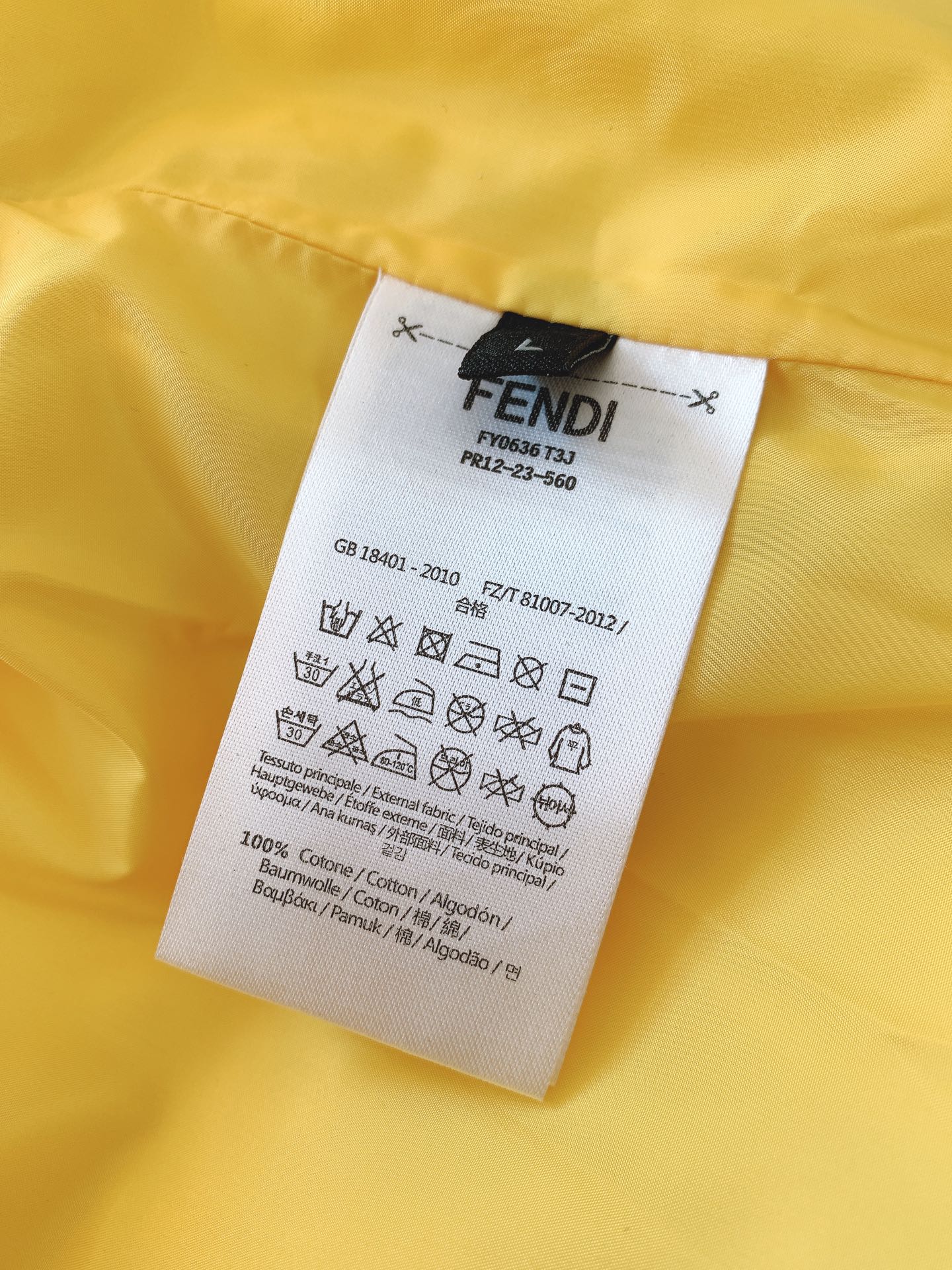 Fendi芬迪2024FW秋冬新品暗纹提花羽绒服甄选优质科技聚纤维面料打造采用独特的暗纹提花工艺使面料在