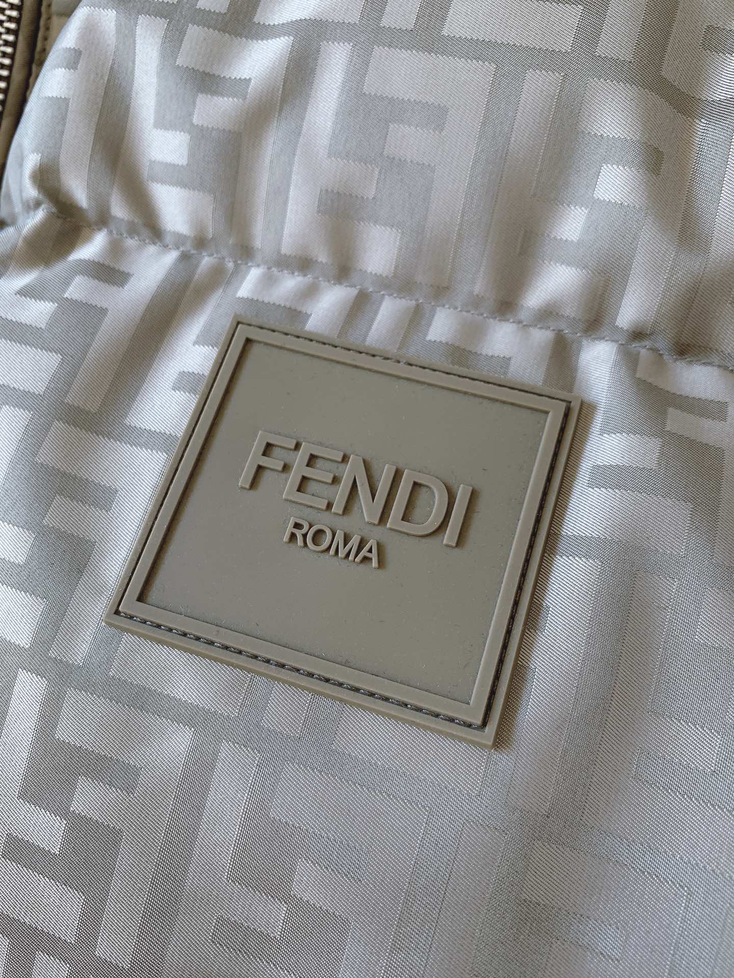 Fendi芬迪2024FW秋冬新品暗纹提花羽绒服甄选优质科技聚纤维面料打造采用独特的暗纹提花工艺使面料在