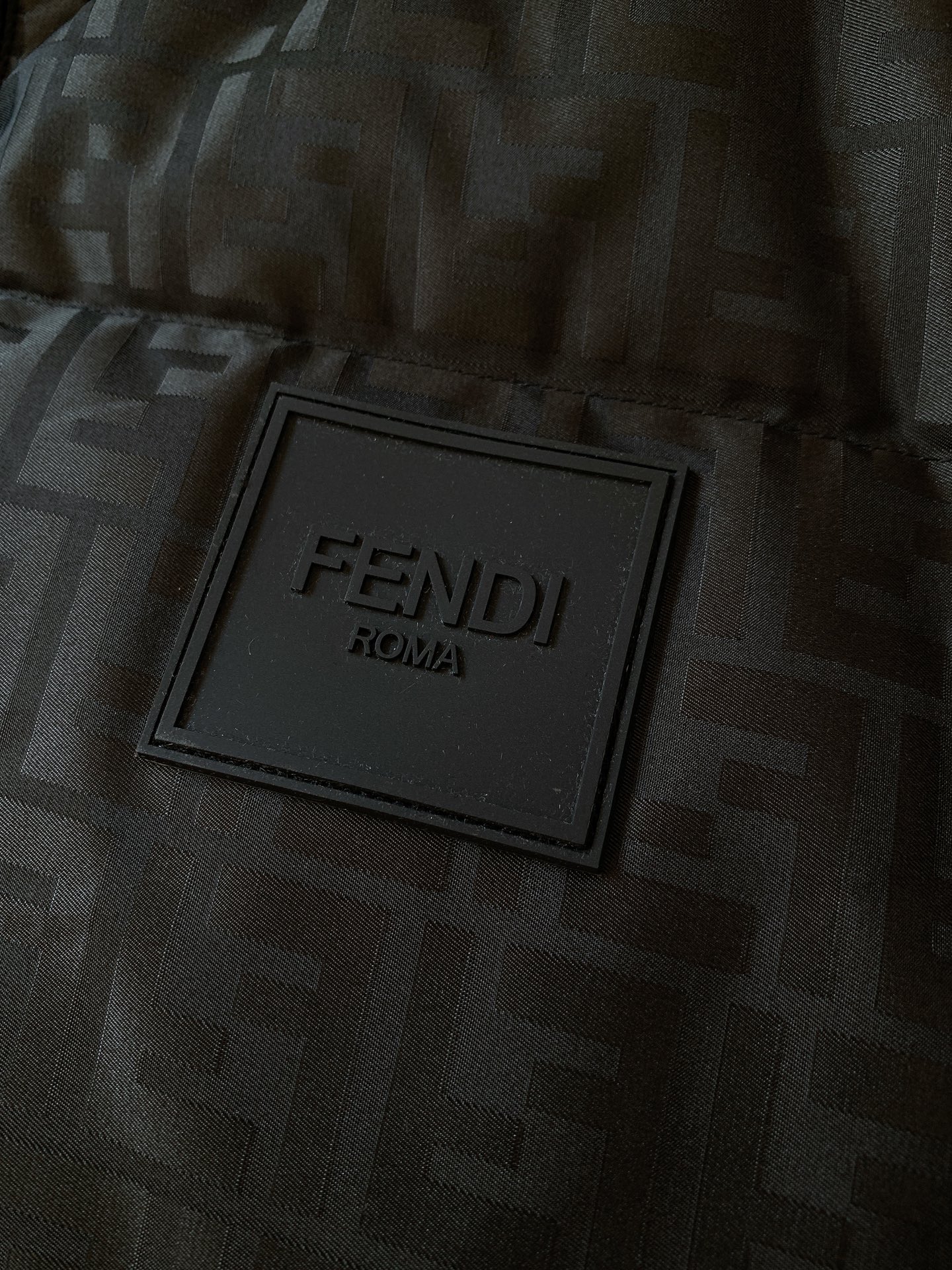 Fendi芬迪2024FW秋冬新品暗纹提花羽绒服甄选优质科技聚纤维面料打造采用独特的暗纹提花工艺使面料在