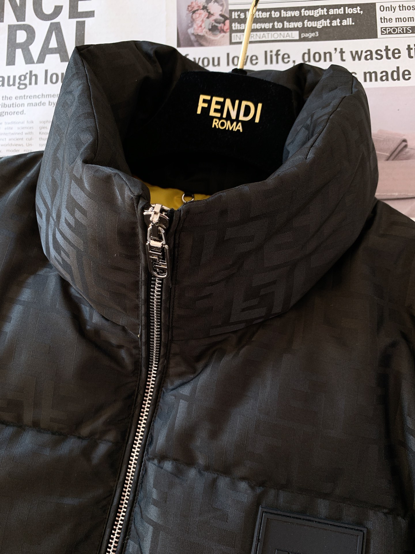 Fendi芬迪2024FW秋冬新品暗纹提花羽绒服甄选优质科技聚纤维面料打造采用独特的暗纹提花工艺使面料在