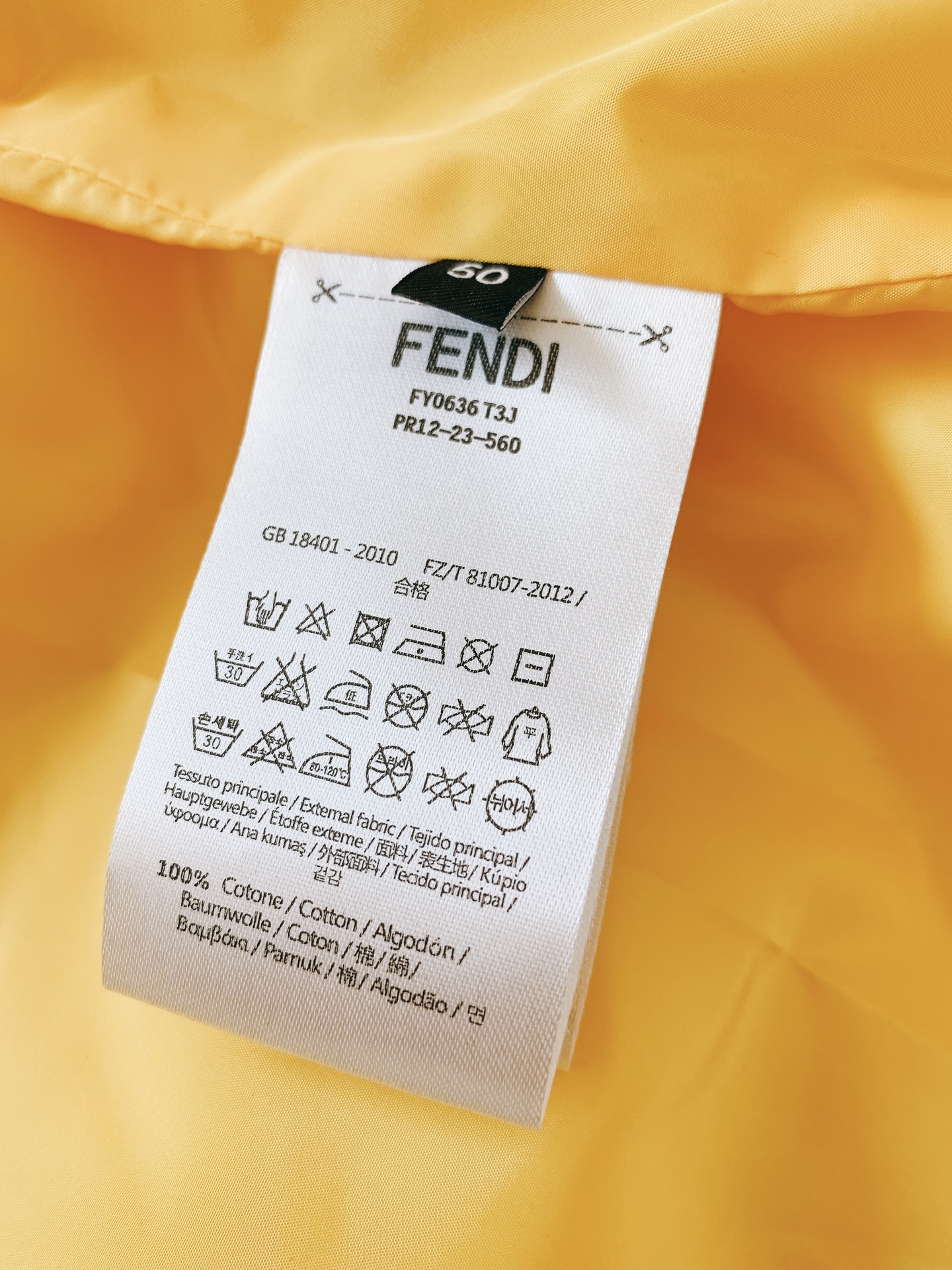 Fendi芬迪2024FW秋冬新品暗纹提花羽绒服甄选优质科技聚纤维面料打造采用独特的暗纹提花工艺使面料在