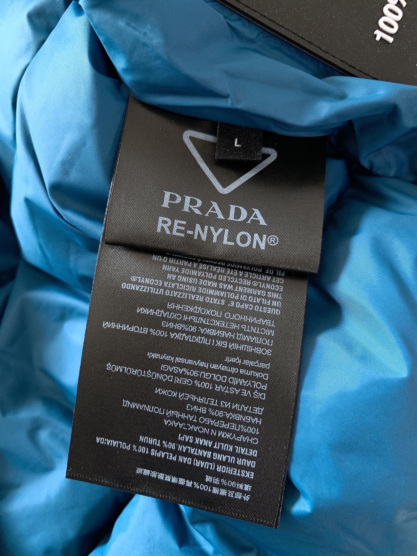 Prada普拉达2024FW秋冬新品高性能羽绒夹克外套！！两侧拉链插袋溜肩袖略微宽松的版型让整体上身感通