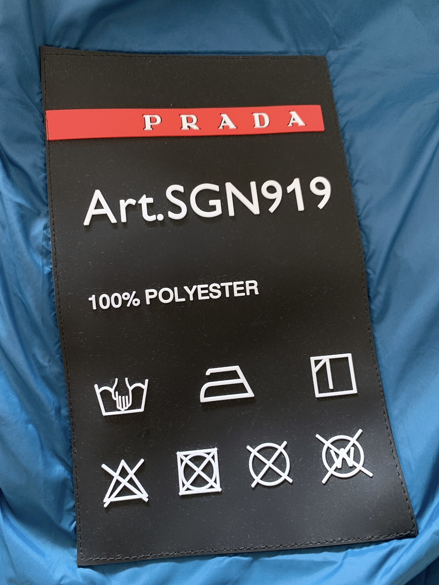 Prada普拉达2024FW秋冬新品高性能羽绒夹克外套！！两侧拉链插袋溜肩袖略微宽松的版型让整体上身感通