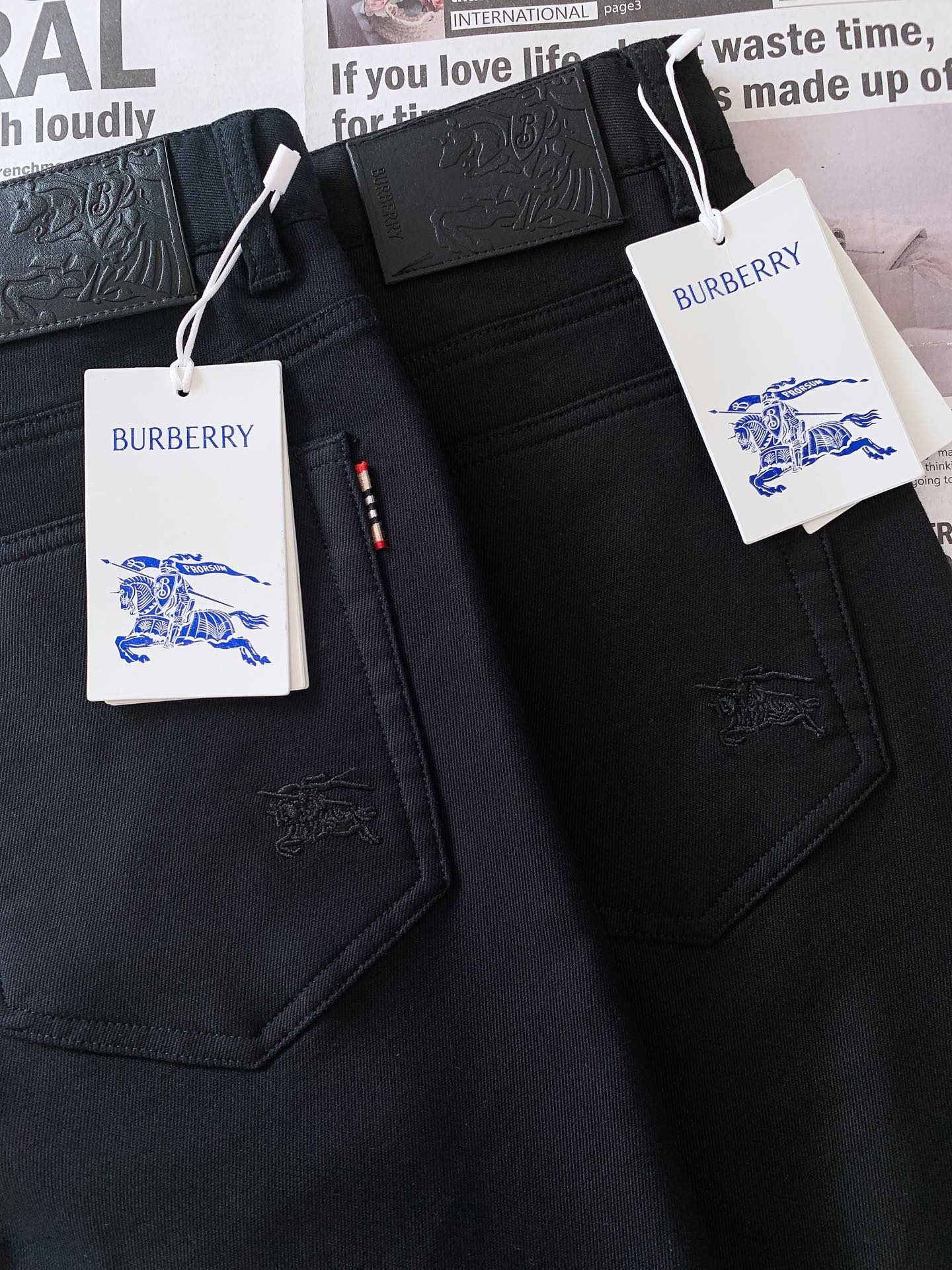 Burberry巴宝莉2024FW秋冬新品高级时装感超柔牛仔面料,重工洗水牛仔裤面料很特殊超细精仿棉纱混