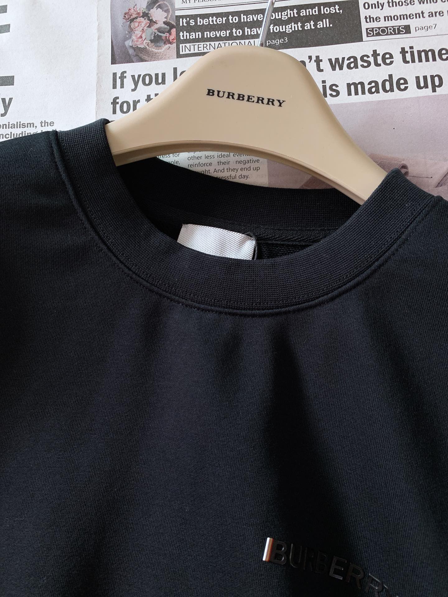 Burberry巴宝莉2024FW秋冬新品浮雕字母套头卫衣高端气质型必入的极品款式一款极具腔调感与魅力的