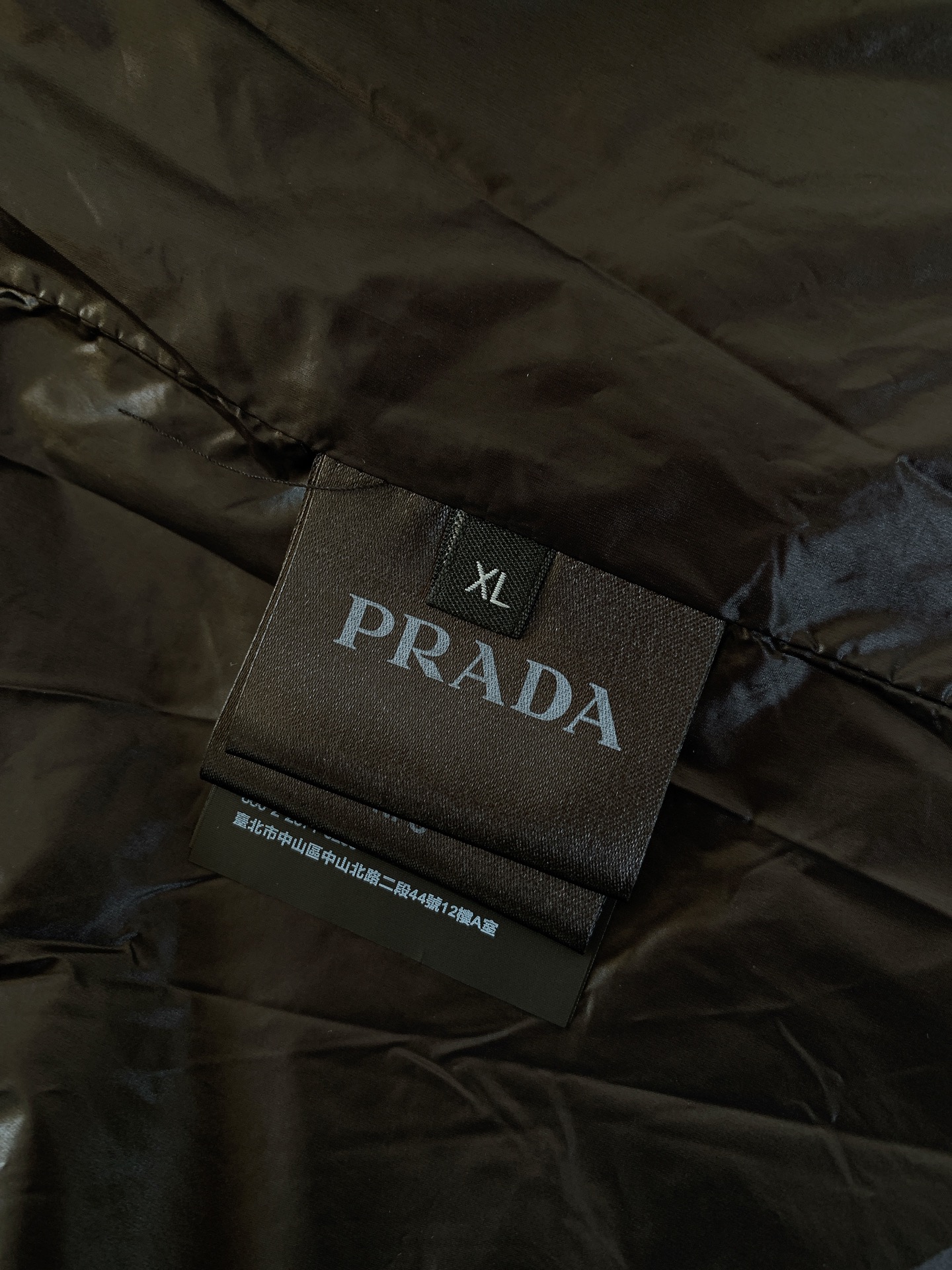 Prada普拉达2024FW秋冬新品浮雕标识立领羽绒服经典简约百搭款任何场合皆能驾驭精干的款式格调轻盈舒