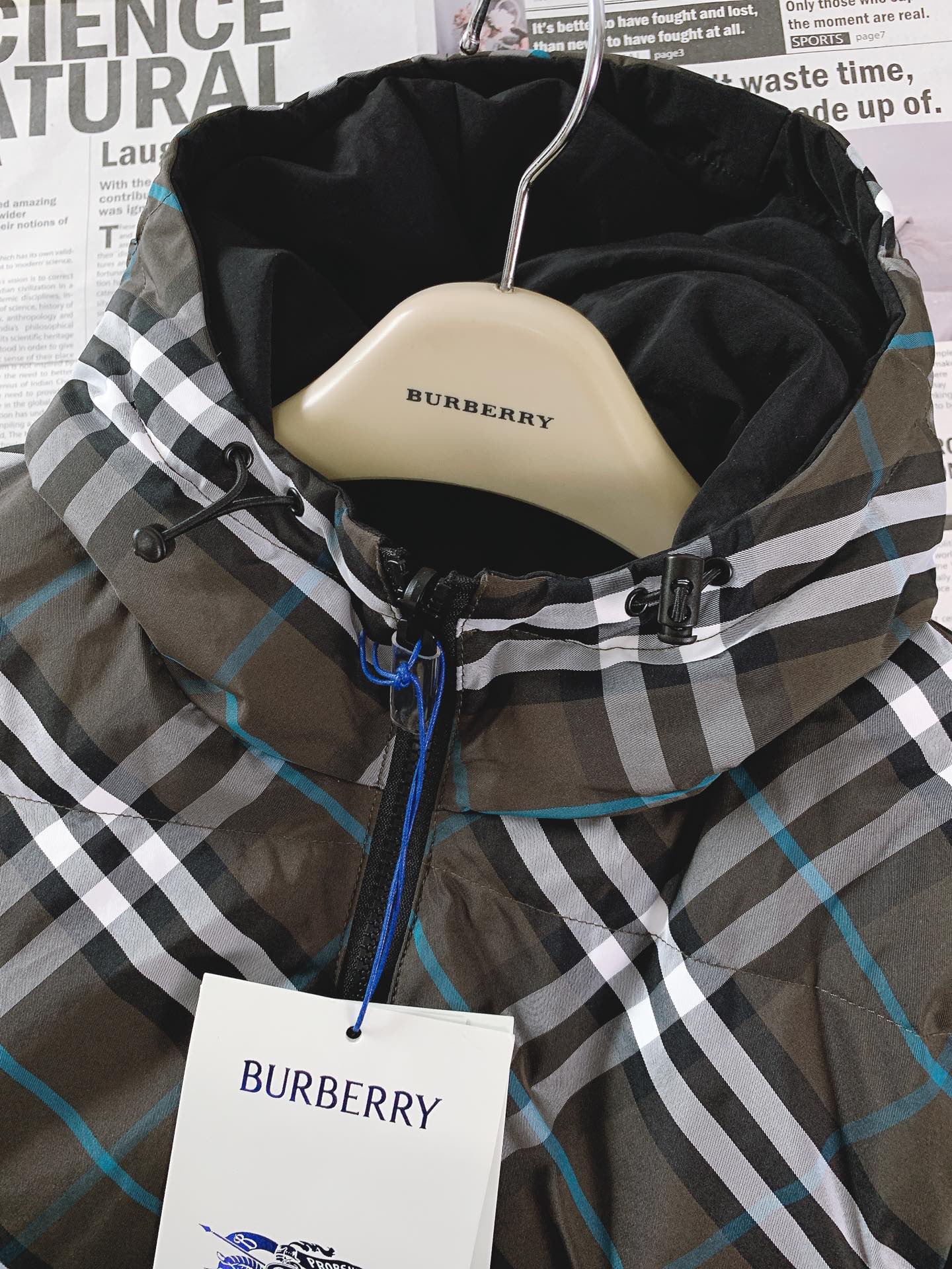 Burberry巴宝莉2024FW秋冬新品经典格纹+战马士徽标双面穿连帽羽绒服本款尼龙羽绒服充盈填充白鸭