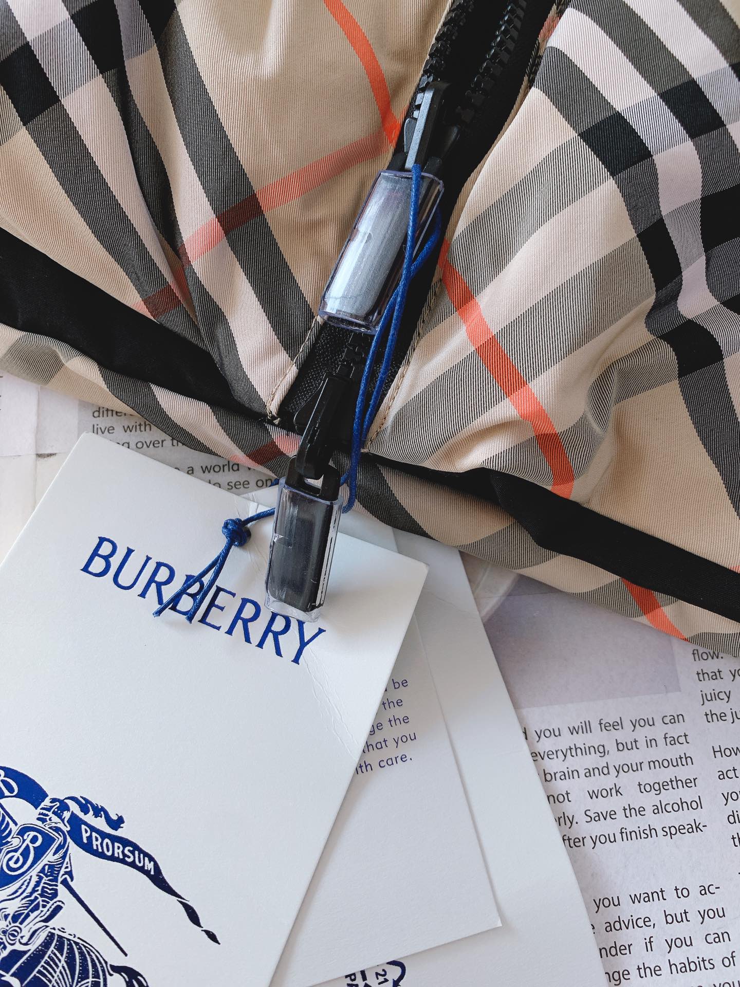 Burberry巴宝莉2024FW秋冬新品经典格纹+战马士徽标双面穿连帽羽绒服本款尼龙羽绒服充盈填充白鸭