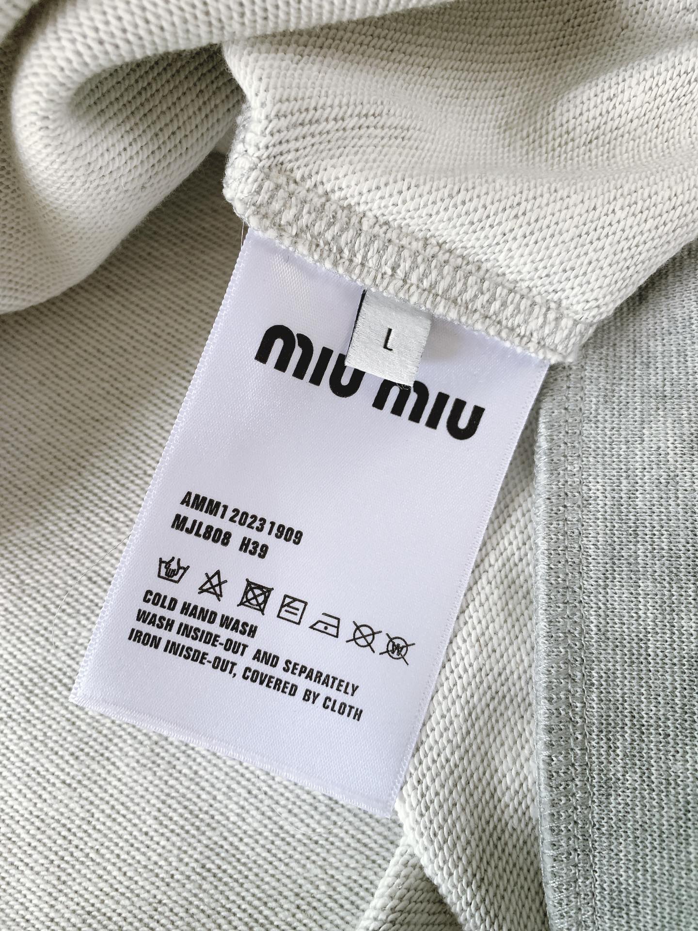 Miumiu缪缪2024AW秋冬新品拉链连帽卫衣高克重精梳棉塑造的成衣是有品位爱讲究穿得体有涵养的代名词