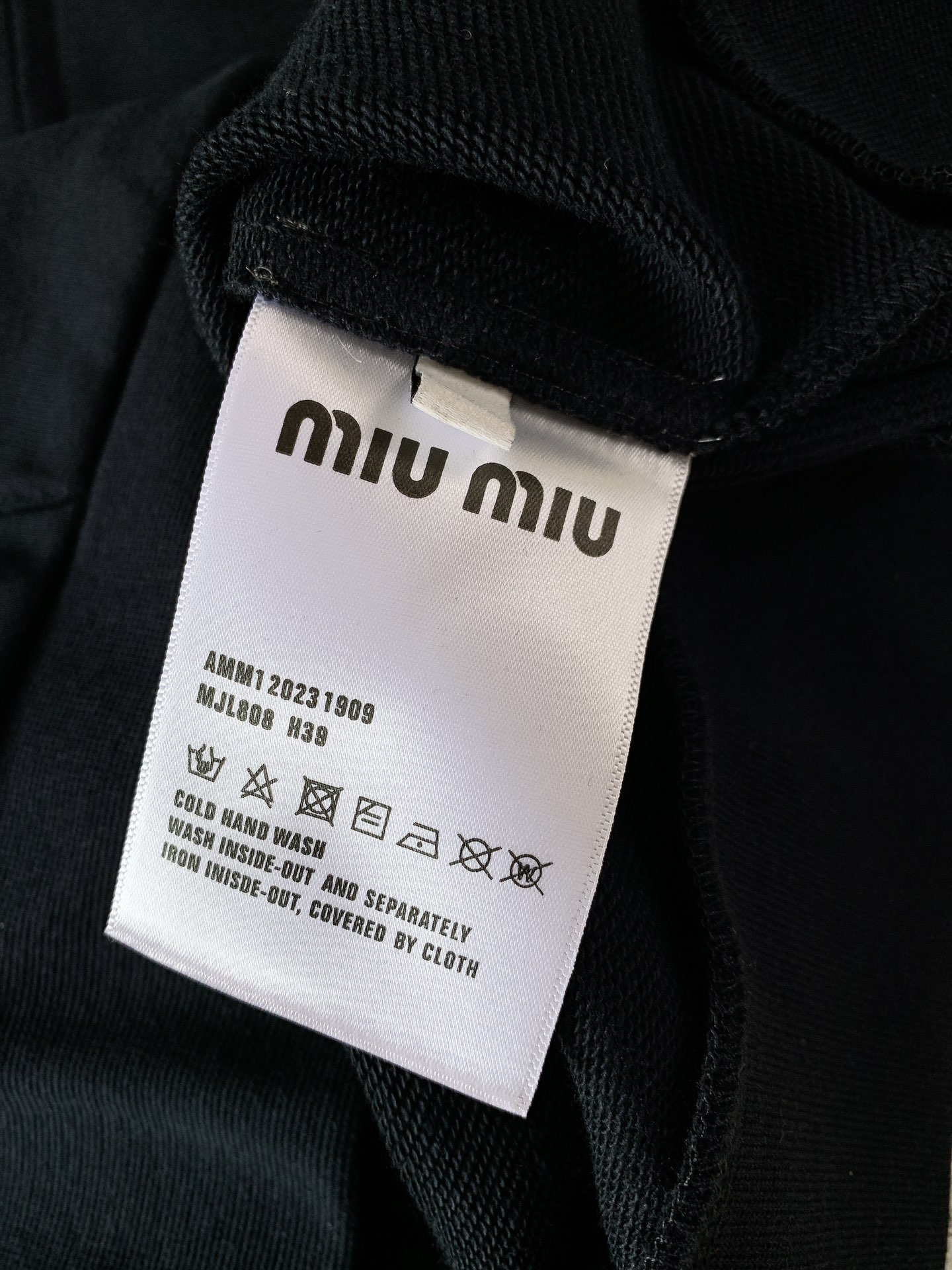 Miumiu缪缪2024AW秋冬新品拉链连帽卫衣高克重精梳棉塑造的成衣是有品位爱讲究穿得体有涵养的代名词