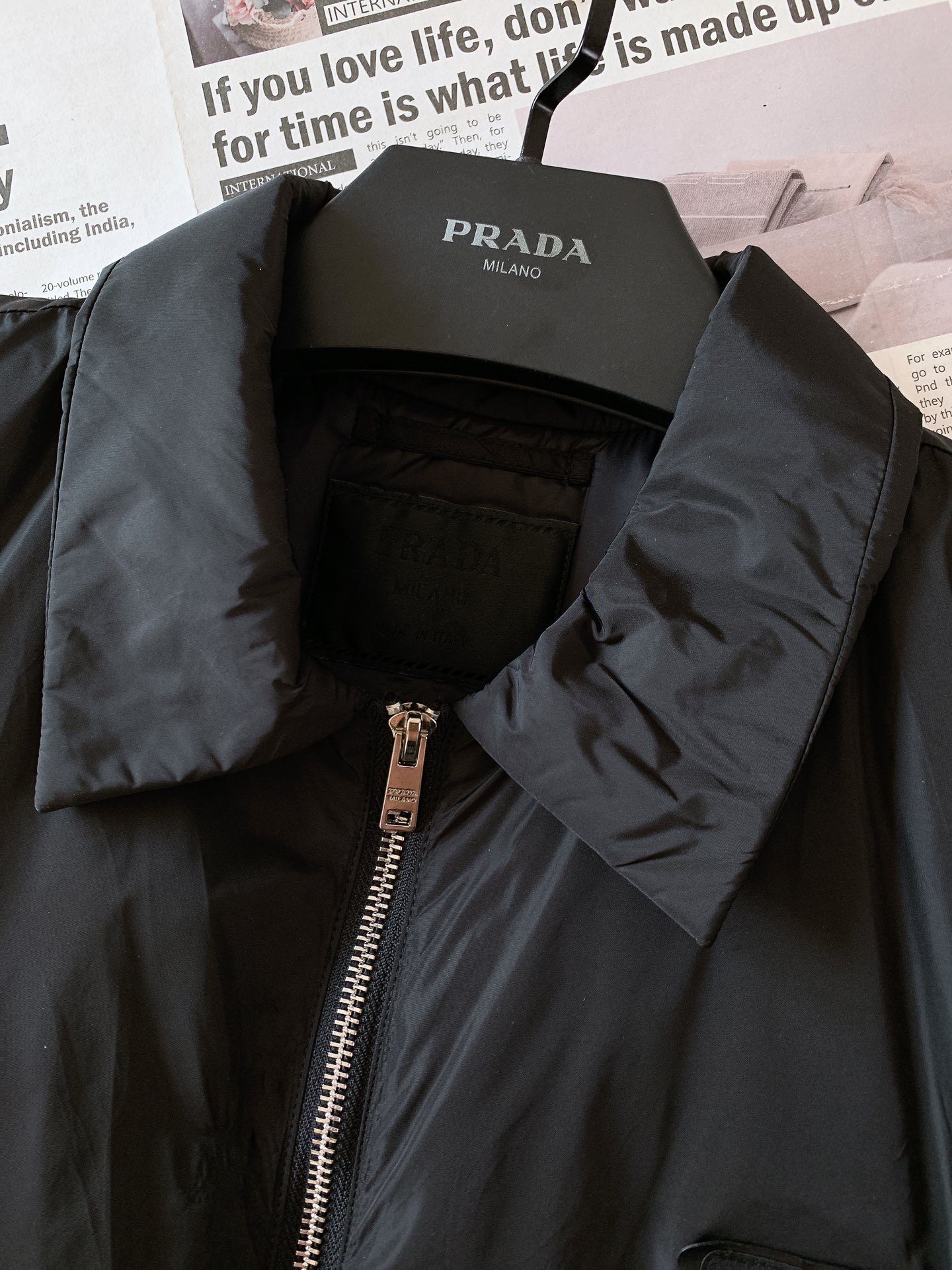 Prada普拉达2024FW秋冬新品休闲连帽羽绒服经典简约百搭款任何场合皆能驾驭精干的款式格调轻盈舒适的