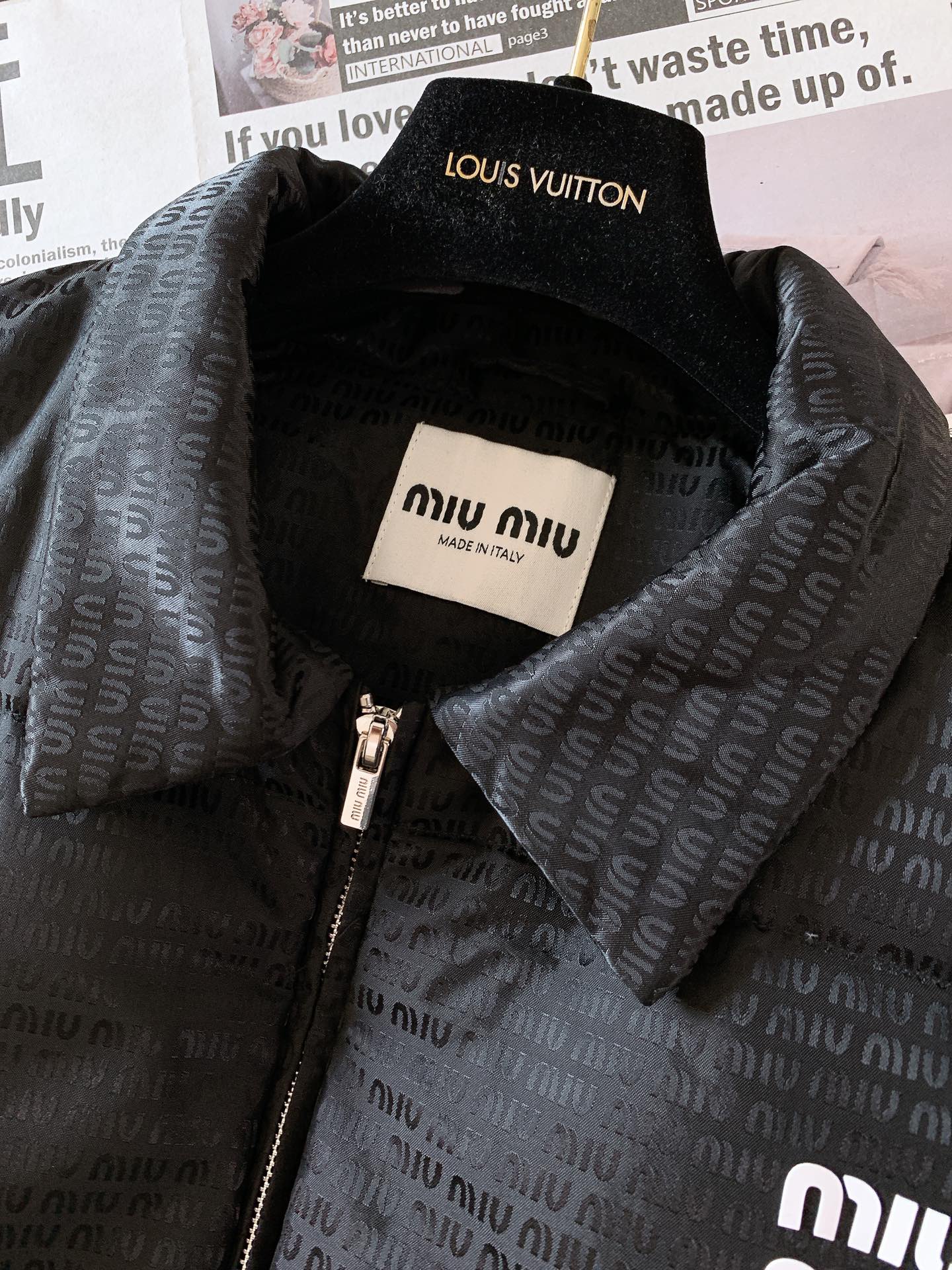 Miumiu缪缪2024FW秋冬新品暗纹提花羽绒服甄选优质科技聚纤维面料打造采用独特的暗纹提花工艺使面料