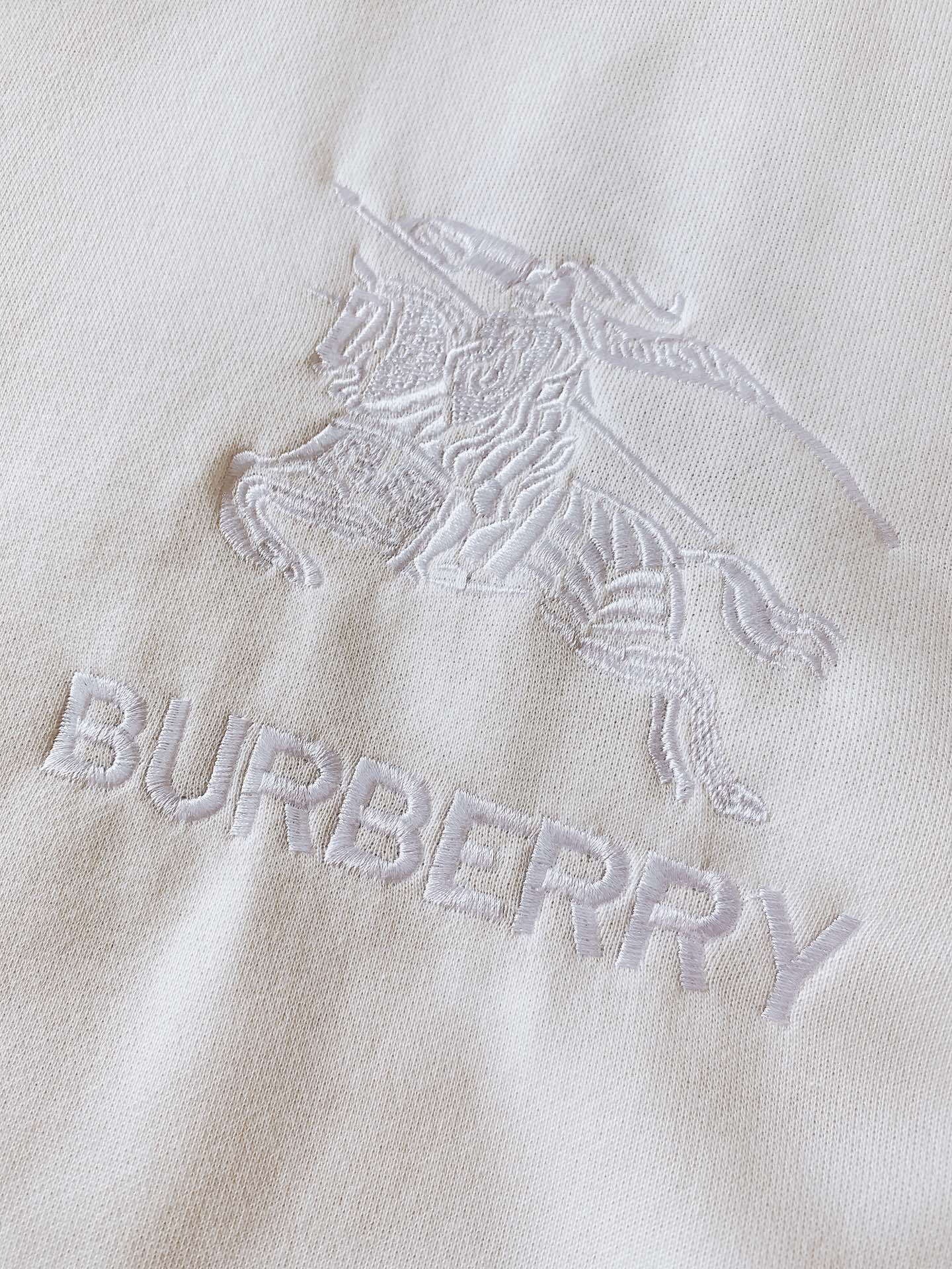 Burberry巴宝莉2024FW秋冬新品战马刺绣套头卫衣简约的设计越简单越考验设计师的水平看细节肩部的