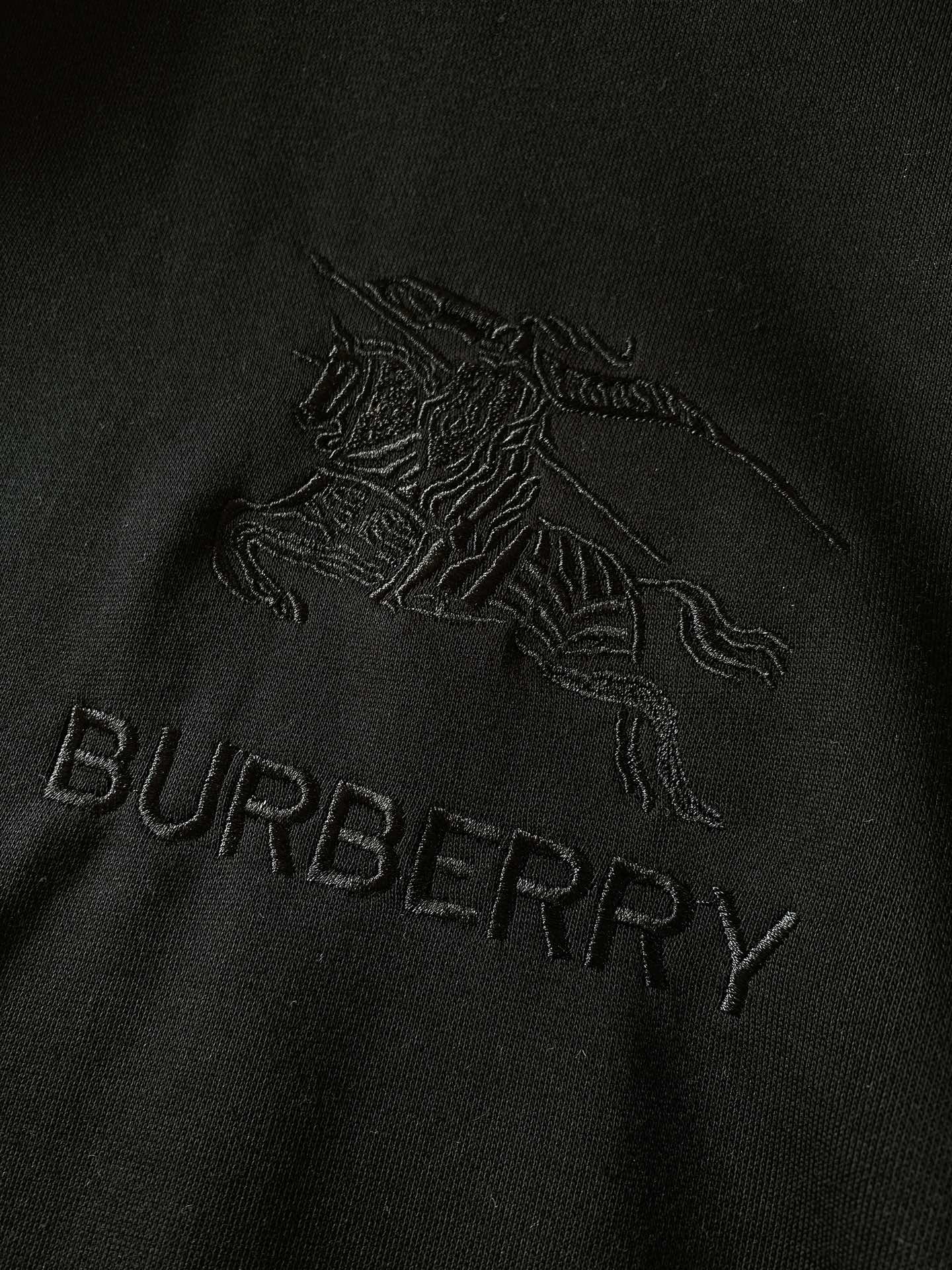 Burberry巴宝莉2024FW秋冬新品战马刺绣套头卫衣简约的设计越简单越考验设计师的水平看细节肩部的