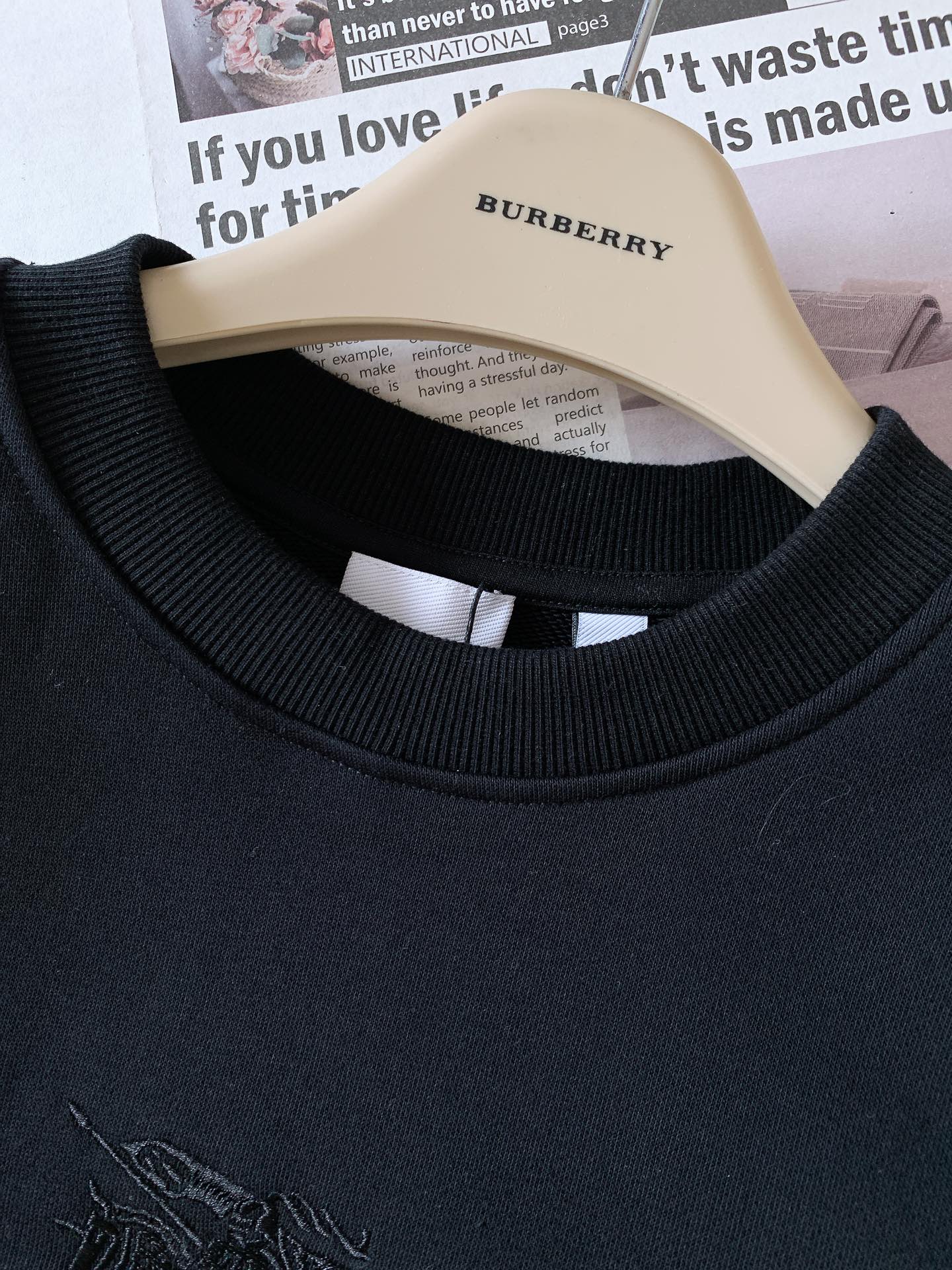 Burberry巴宝莉2024FW秋冬新品战马刺绣套头卫衣简约的设计越简单越考验设计师的水平看细节肩部的