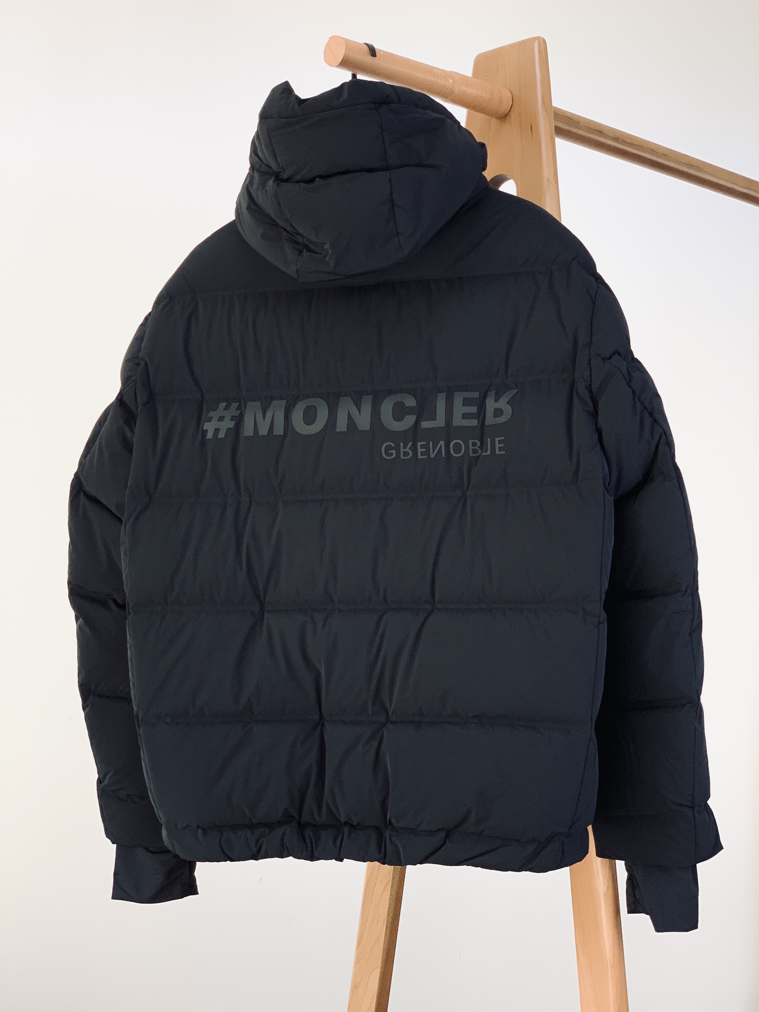 Moncler蒙口2024FW秋冬新品特级羽绒男士滑雪系列连帽羽绒服男士短款羽绒集实用功能与时尚风格于一