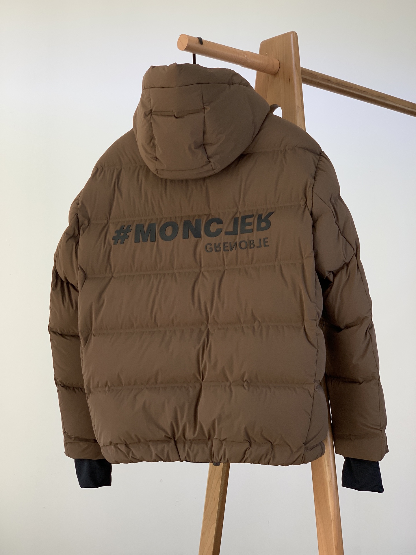 Moncler蒙口2024FW秋冬新品特级羽绒男士滑雪系列连帽羽绒服男士短款羽绒集实用功能与时尚风格于一